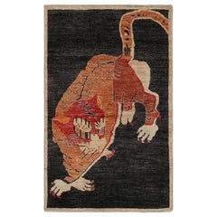 Tapis en peau de tigre de Rug & Kilim en noir avec pictogramme rouge-orange