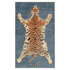 Rug & Kilim's Tigerfell-Teppich in Blau mit Orange und Beige-Braun-Motiven
