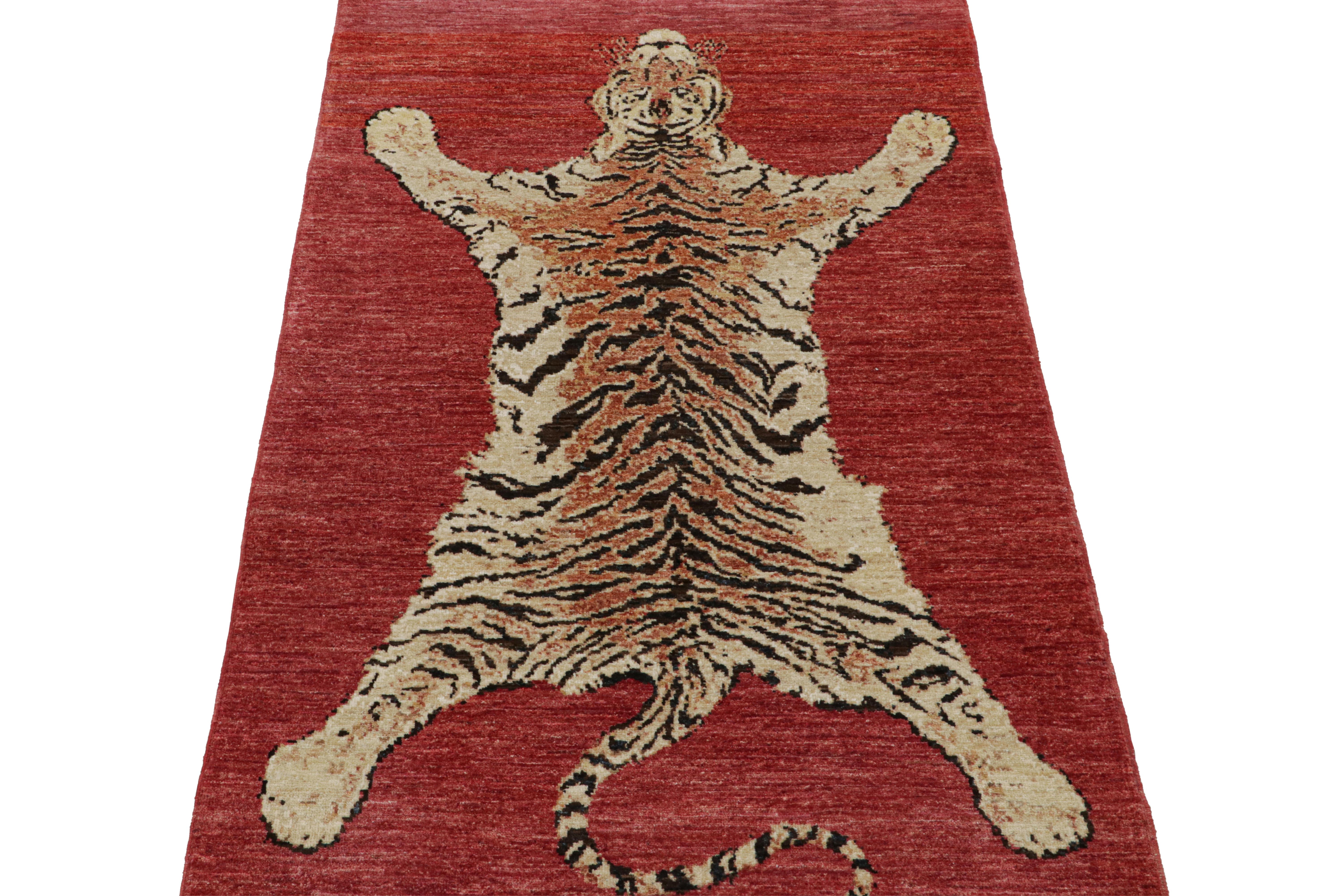 Rug & Kilim's Tiger-Skin Rug in Red with Beige-Brown Pictorial (tapis en peau de tigre rouge avec pictogramme beige-brun) Neuf - En vente à Long Island City, NY