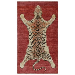 Rug & Kilim's Tiger-Skin Rug in Red with Beige-Brown Pictorial (tapis en peau de tigre rouge avec pictogramme beige-brun)