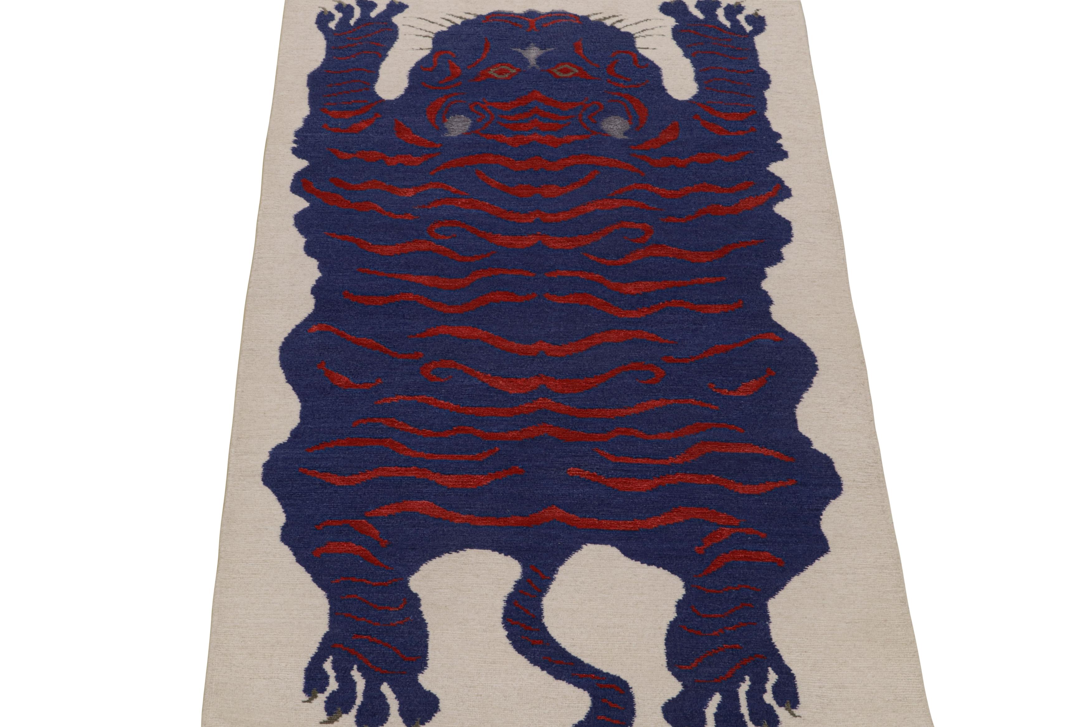 Nepalese Rug & Kilim: Tappeto in pelle di tigre in bianco con immagini blu e rosse in vendita