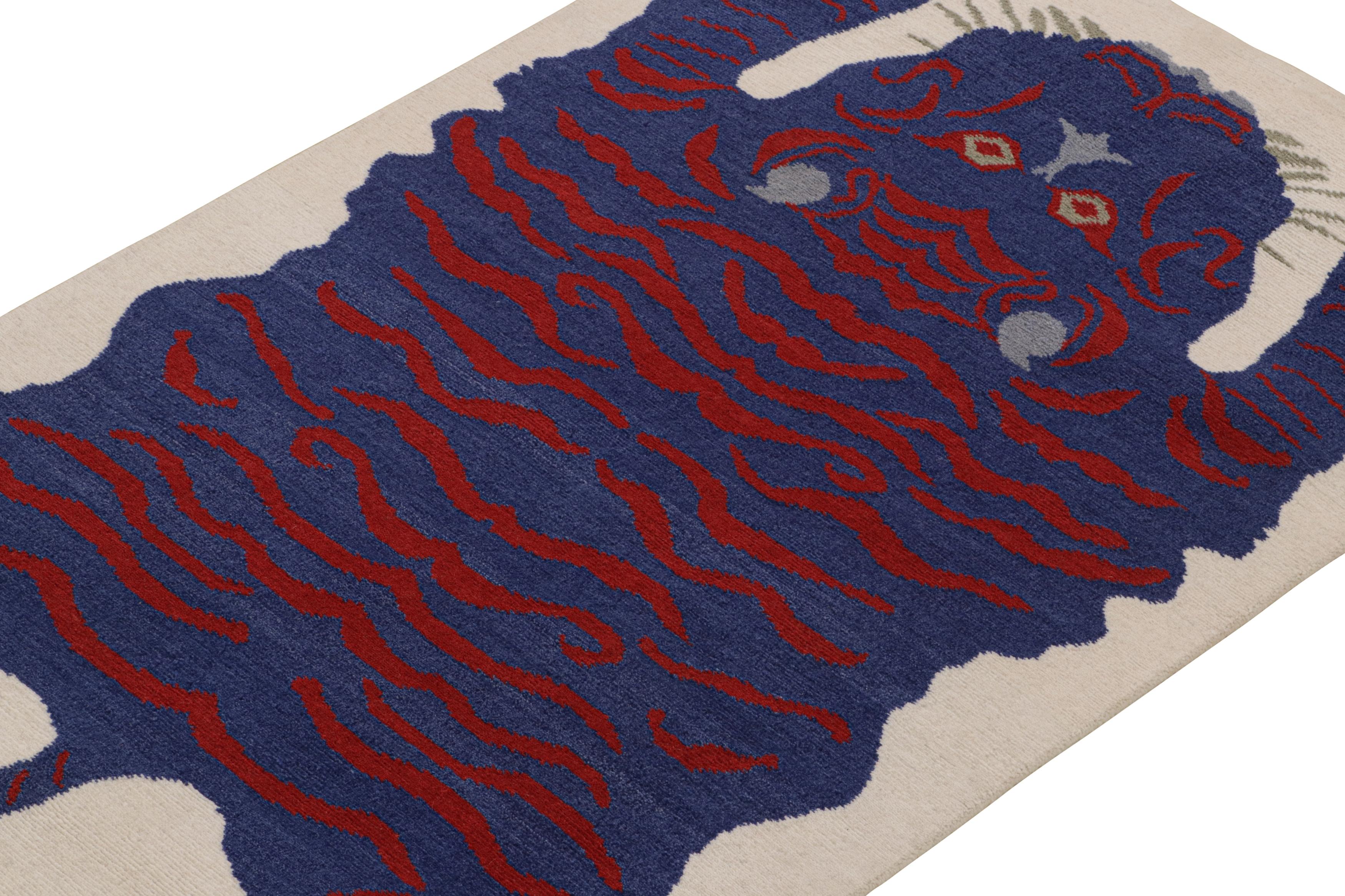 Rug & Kilim's Tigerfell-Teppich in Weiß mit blauem und rotem Bildmotiv (Handgeknüpft) im Angebot