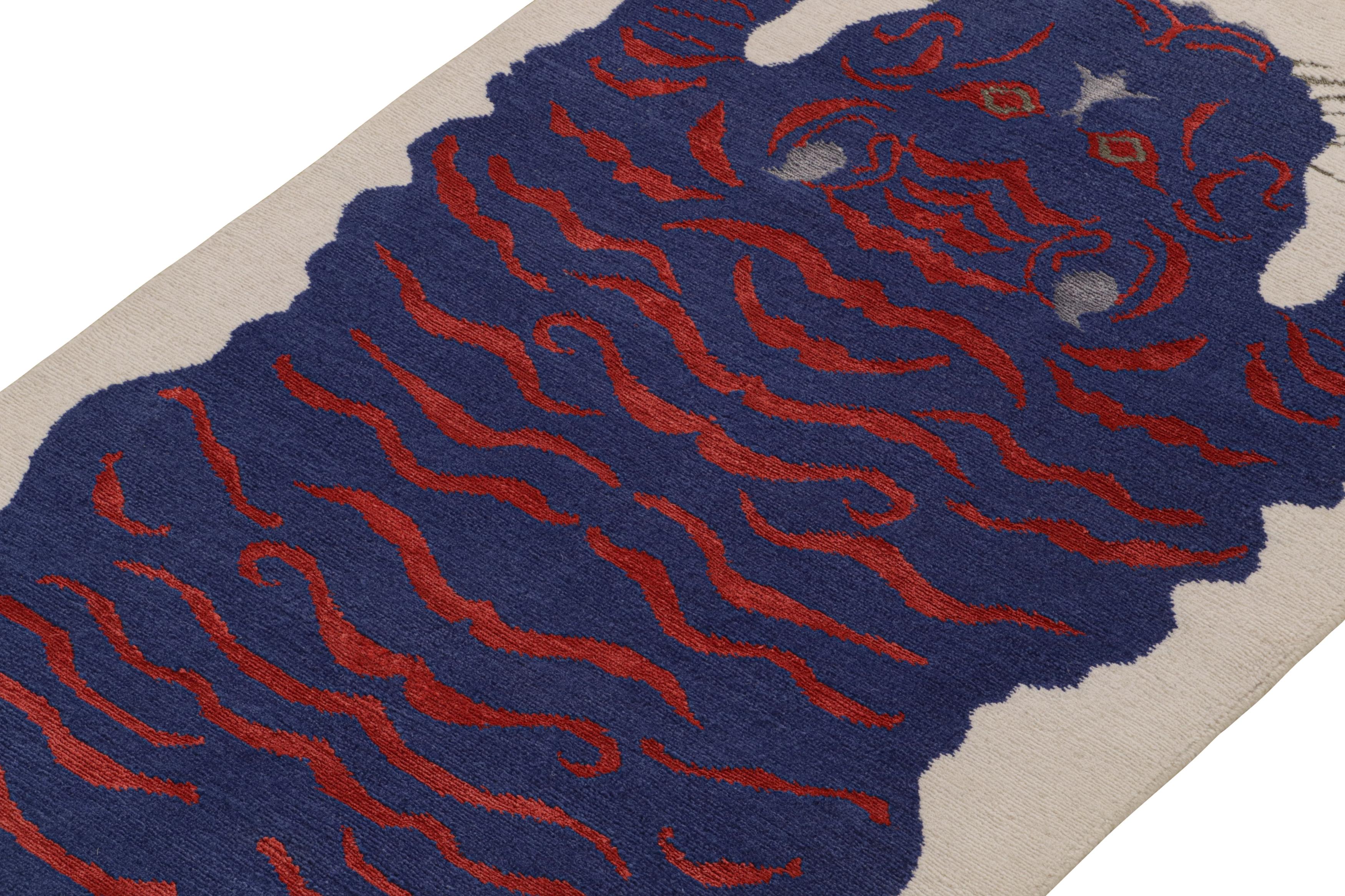 Annodato a mano Rug & Kilim: Tappeto in pelle di tigre in bianco con immagini blu e rosse in vendita