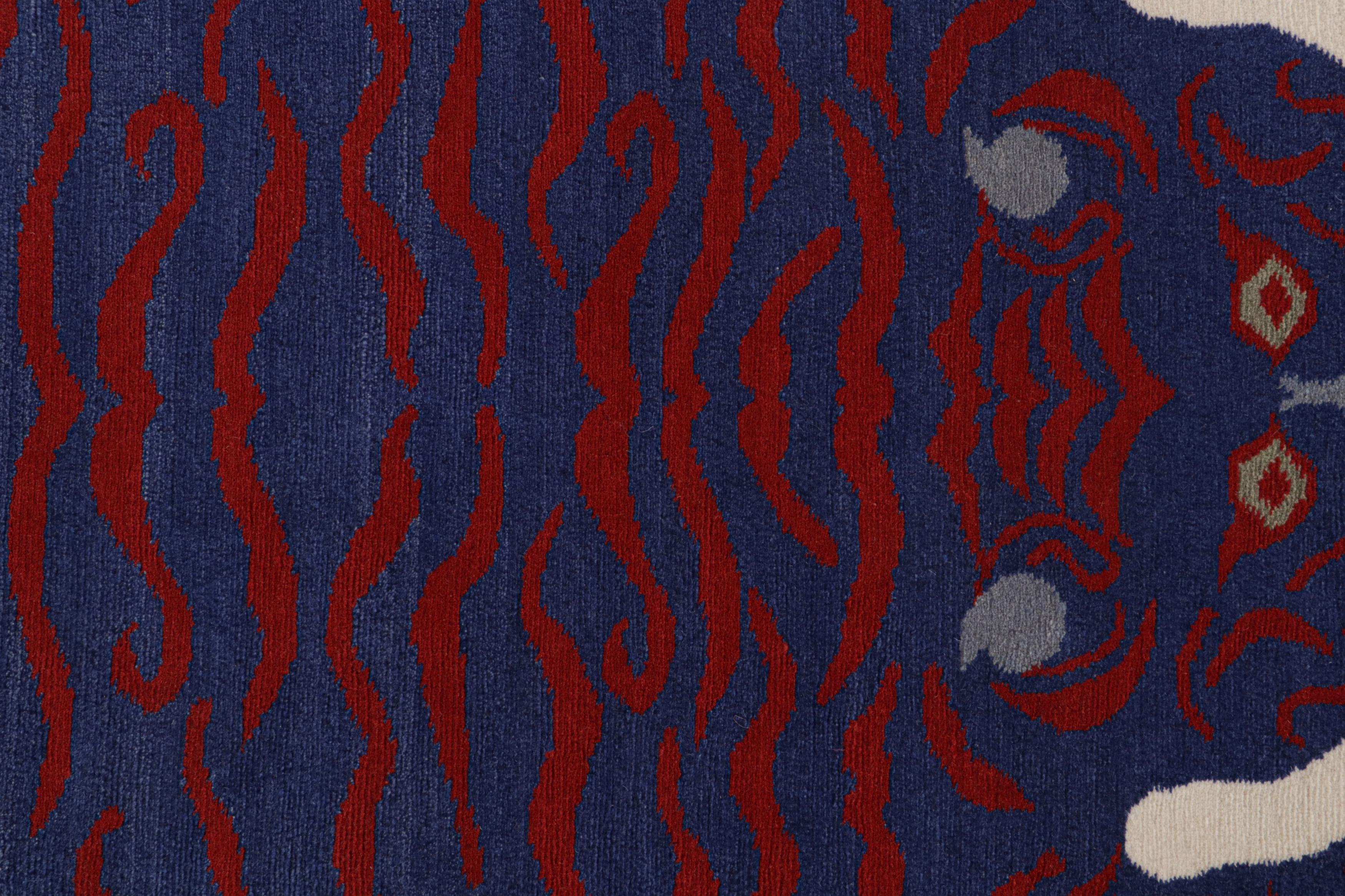 Rug & Kilim's Tigerfell-Teppich in Weiß mit blauem und rotem Bildmotiv (21. Jahrhundert und zeitgenössisch) im Angebot