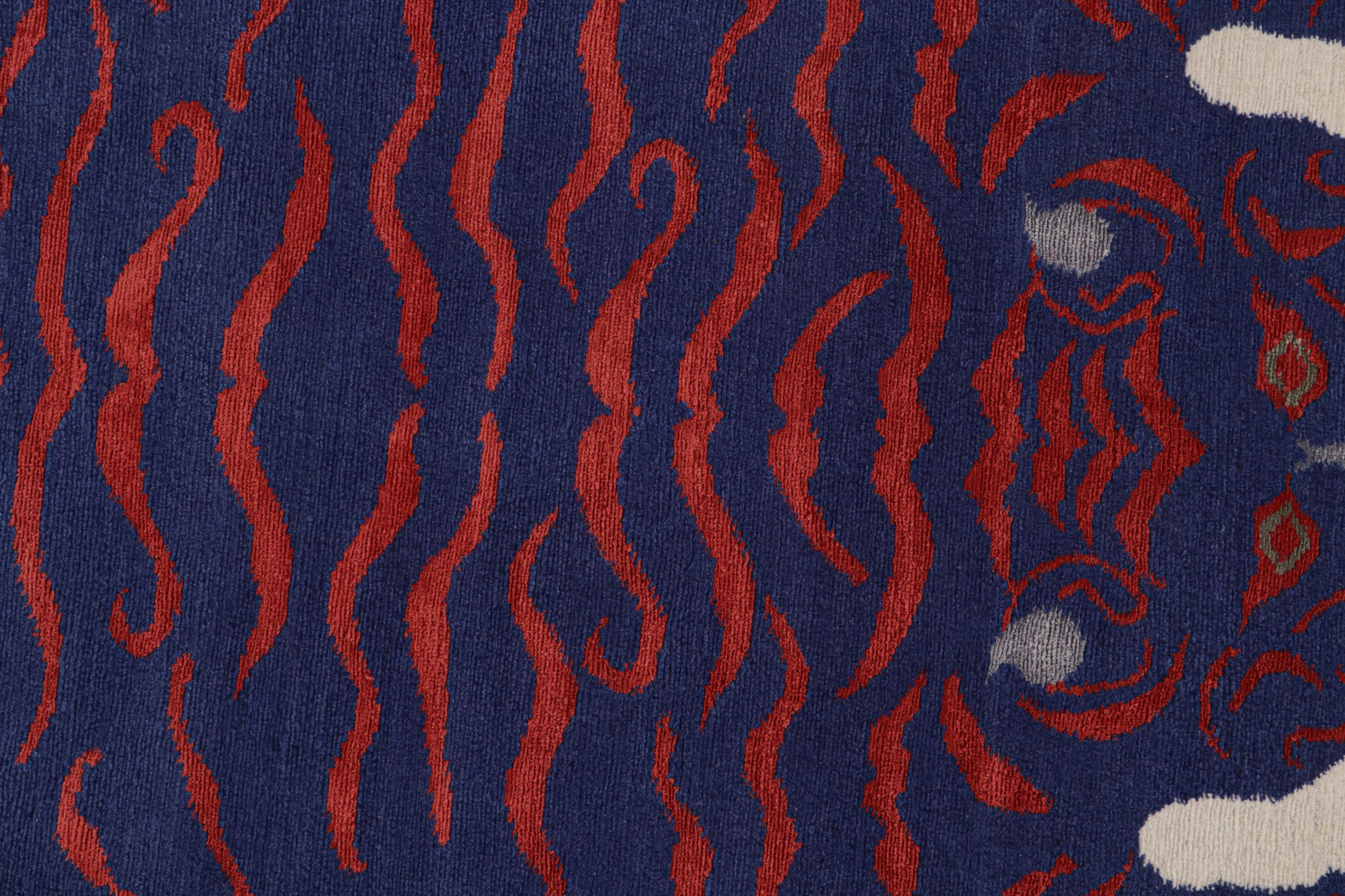 Rug & Kilim's Tigerfell-Teppich in Weiß mit blauem und rotem Bildmotiv (21. Jahrhundert und zeitgenössisch) im Angebot