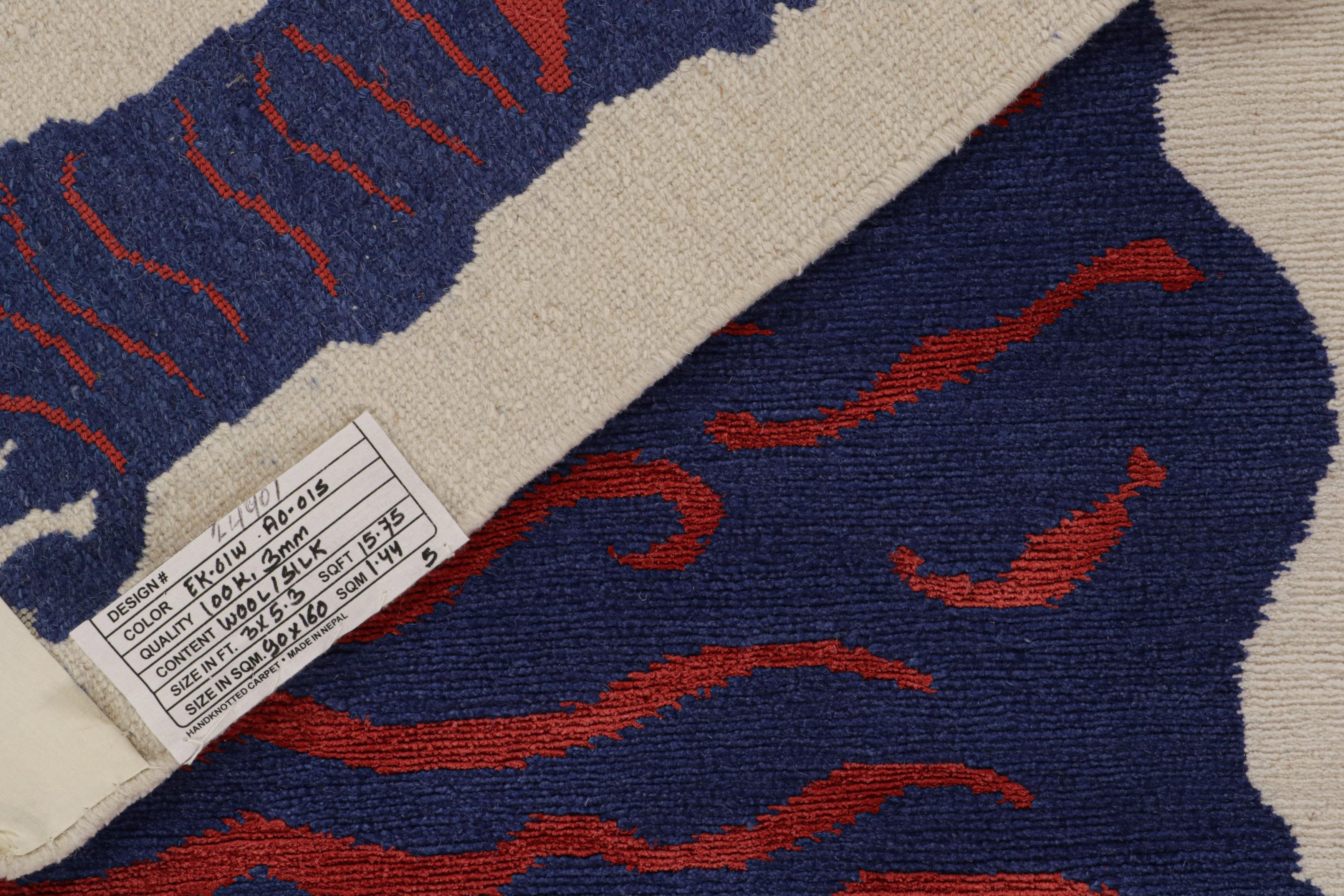 Lana Rug & Kilim: Tappeto in pelle di tigre in bianco con immagini blu e rosse in vendita