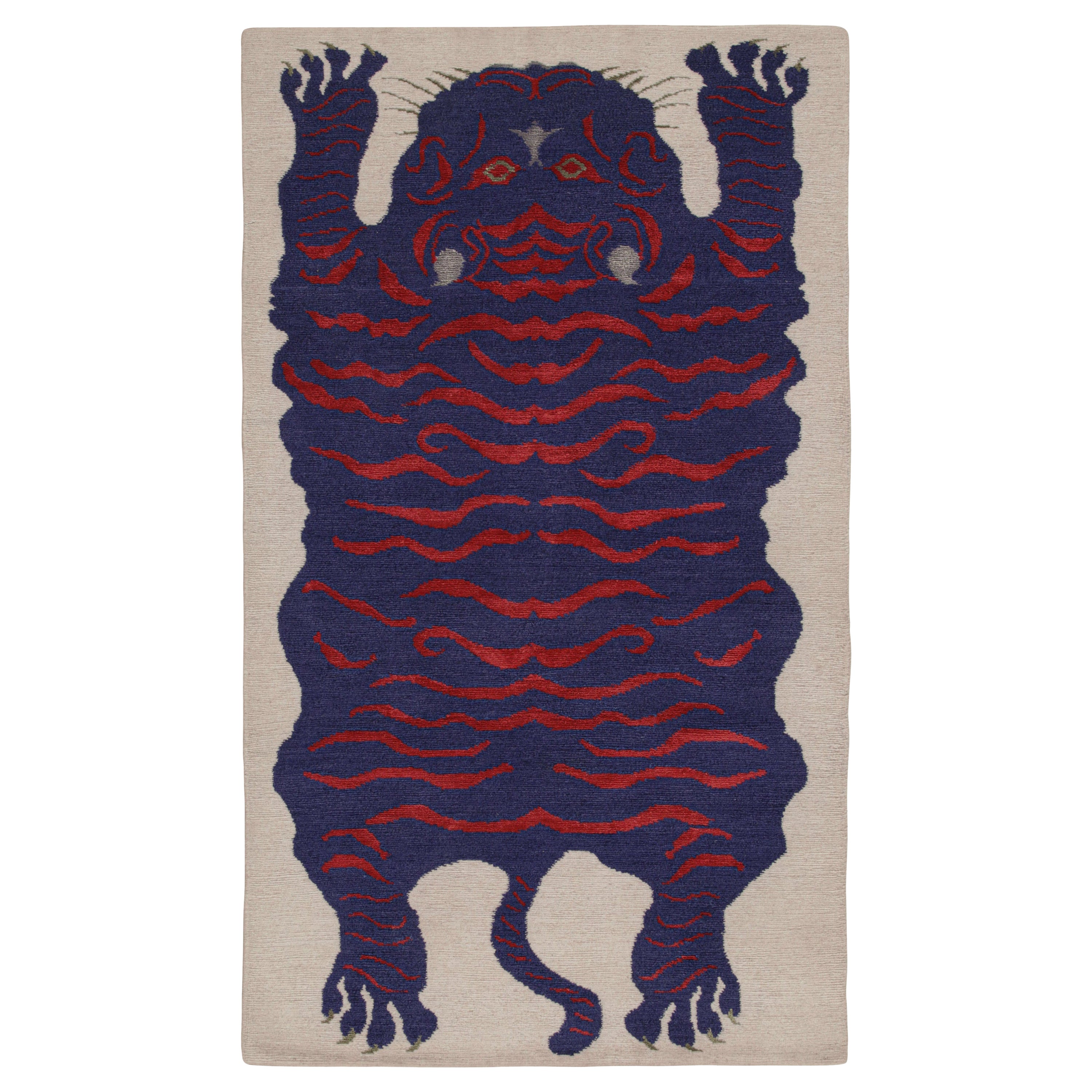 Tapis en peau de tigre de Rug & Kilim en blanc avec pictogramme bleu et rouge