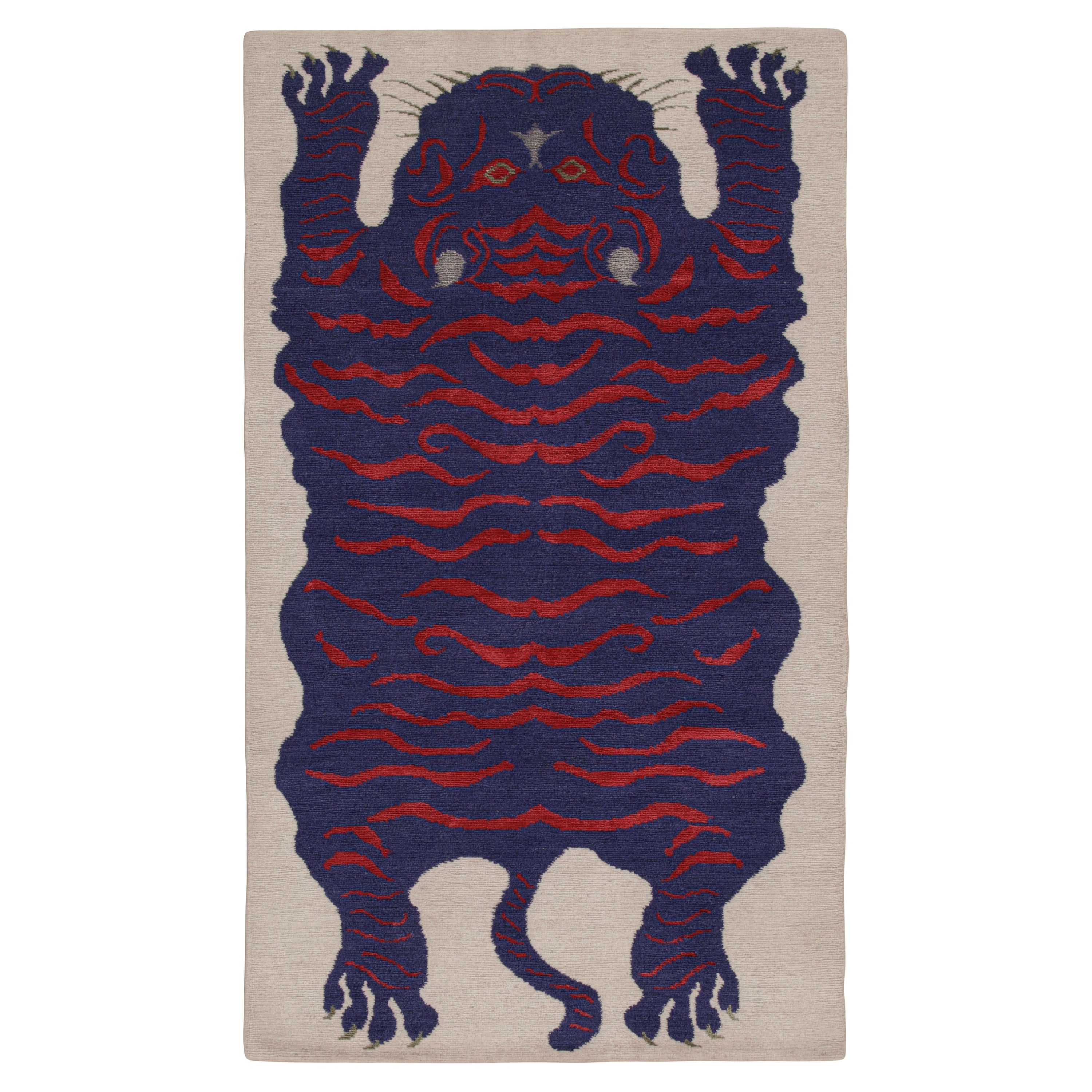 Rug & Kilim's Tigerfell-Teppich in Weiß mit blauem und rotem Bildmotiv im Angebot