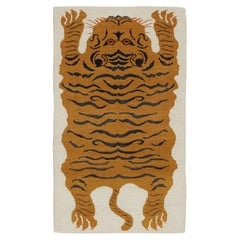 Alfombra de piel de tigre Rug & Kilim en blanco con dibujo dorado y negro