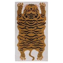 Tapis en peau de tigre de Rug & Kilim en blanc avec pictogramme or et noir