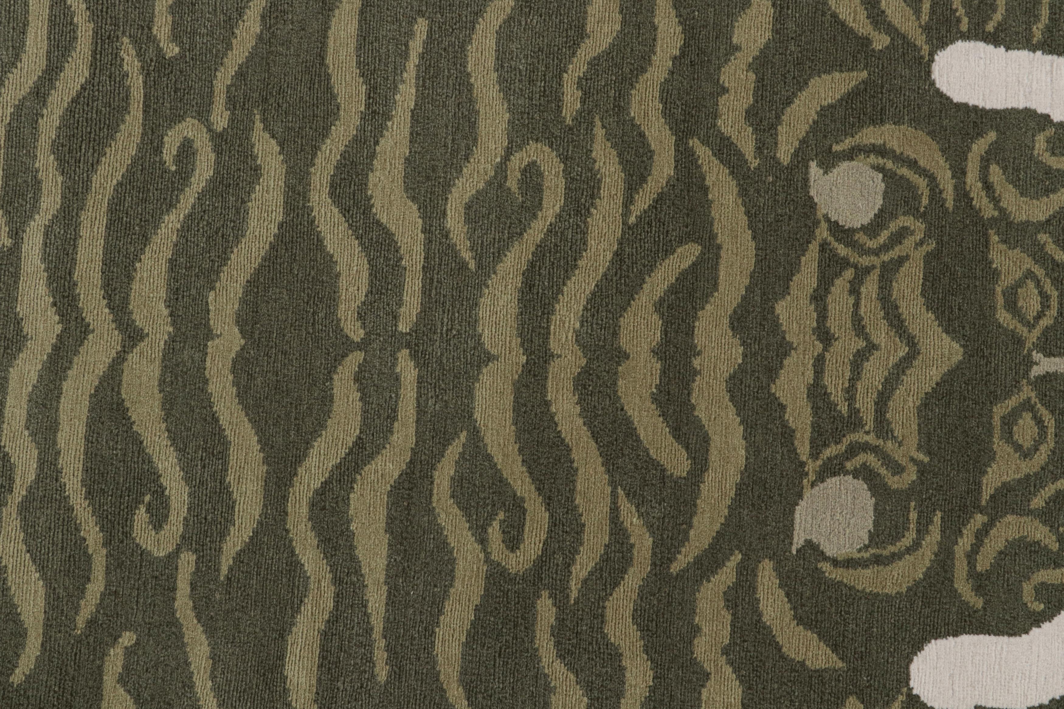 Rug & Kilim's Tigerfell-Teppich in Weiß mit Bildern in Grüntönen (21. Jahrhundert und zeitgenössisch) im Angebot