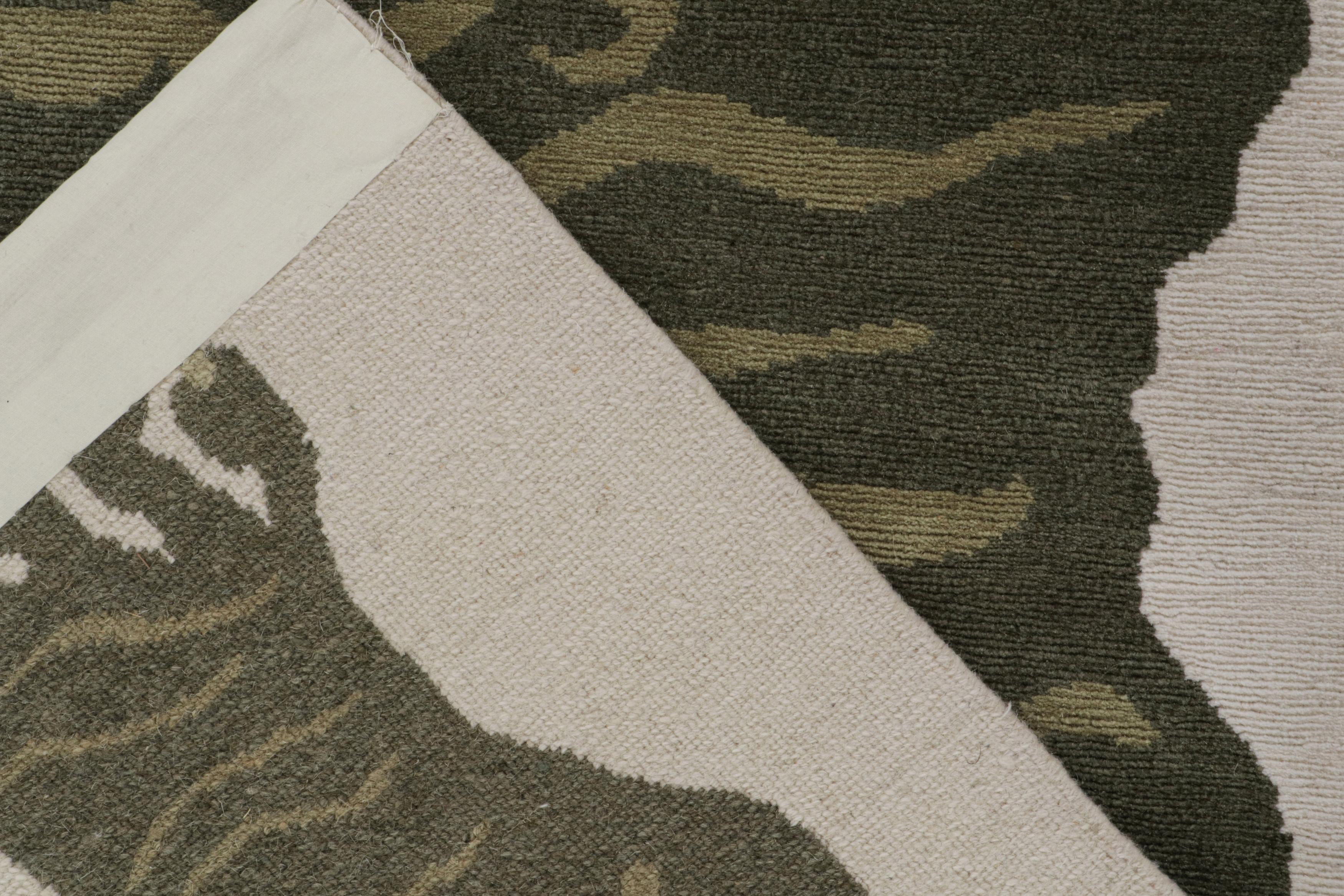 Rug & Kilim's Tigerfell-Teppich in Weiß mit Bildern in Grüntönen (Wolle) im Angebot