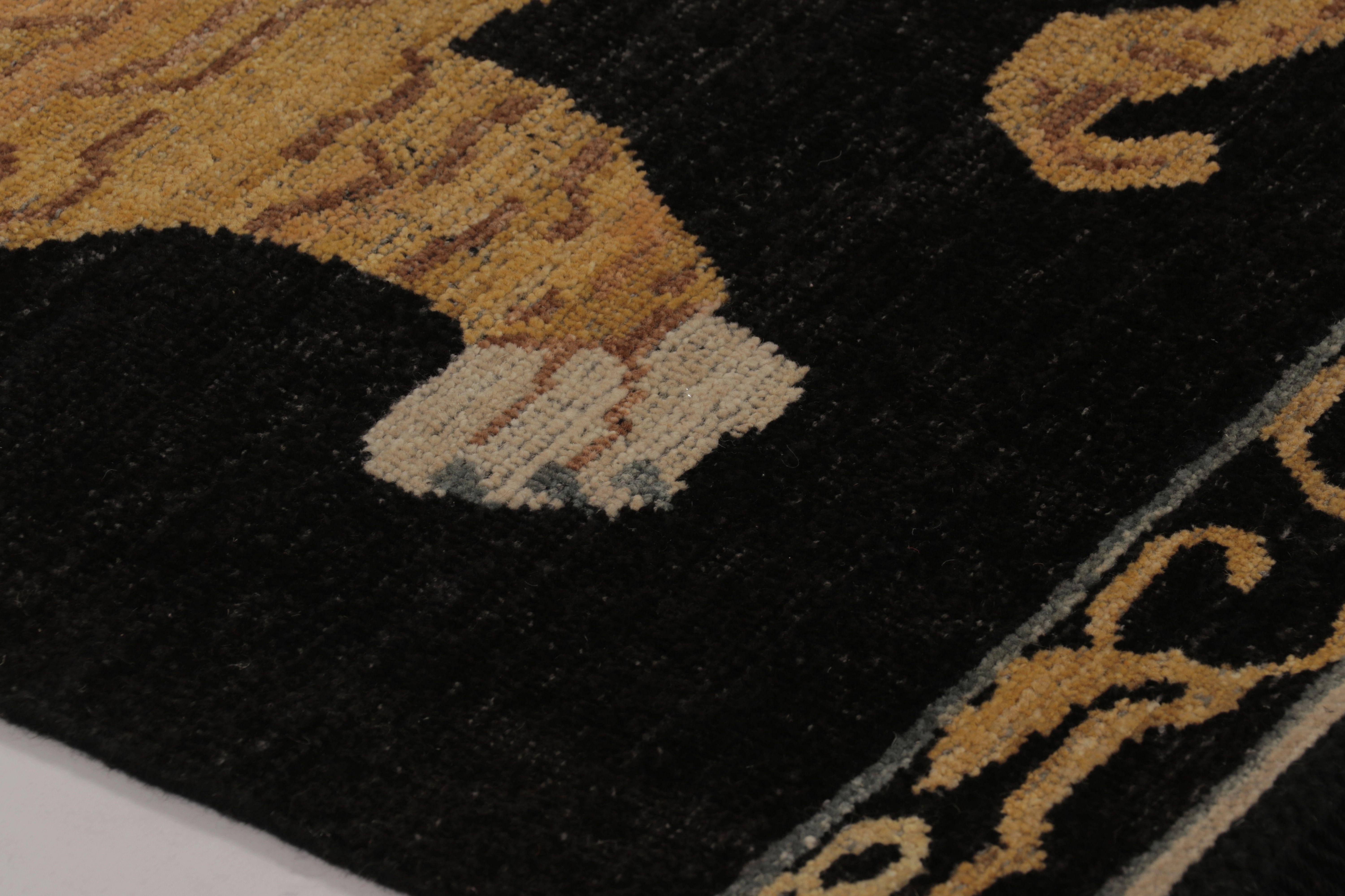 Dieser fesselnde Teppich 3x6 aus handgeknüpfter Wolle aus der Tiger Collection'S von Rug & Kilim ist eine kühne, moderne Neuinterpretation eines kraftvollen visuellen Mythos und einer bedeutenden Provenienz klassischer Volkskunst; er verwandelt die