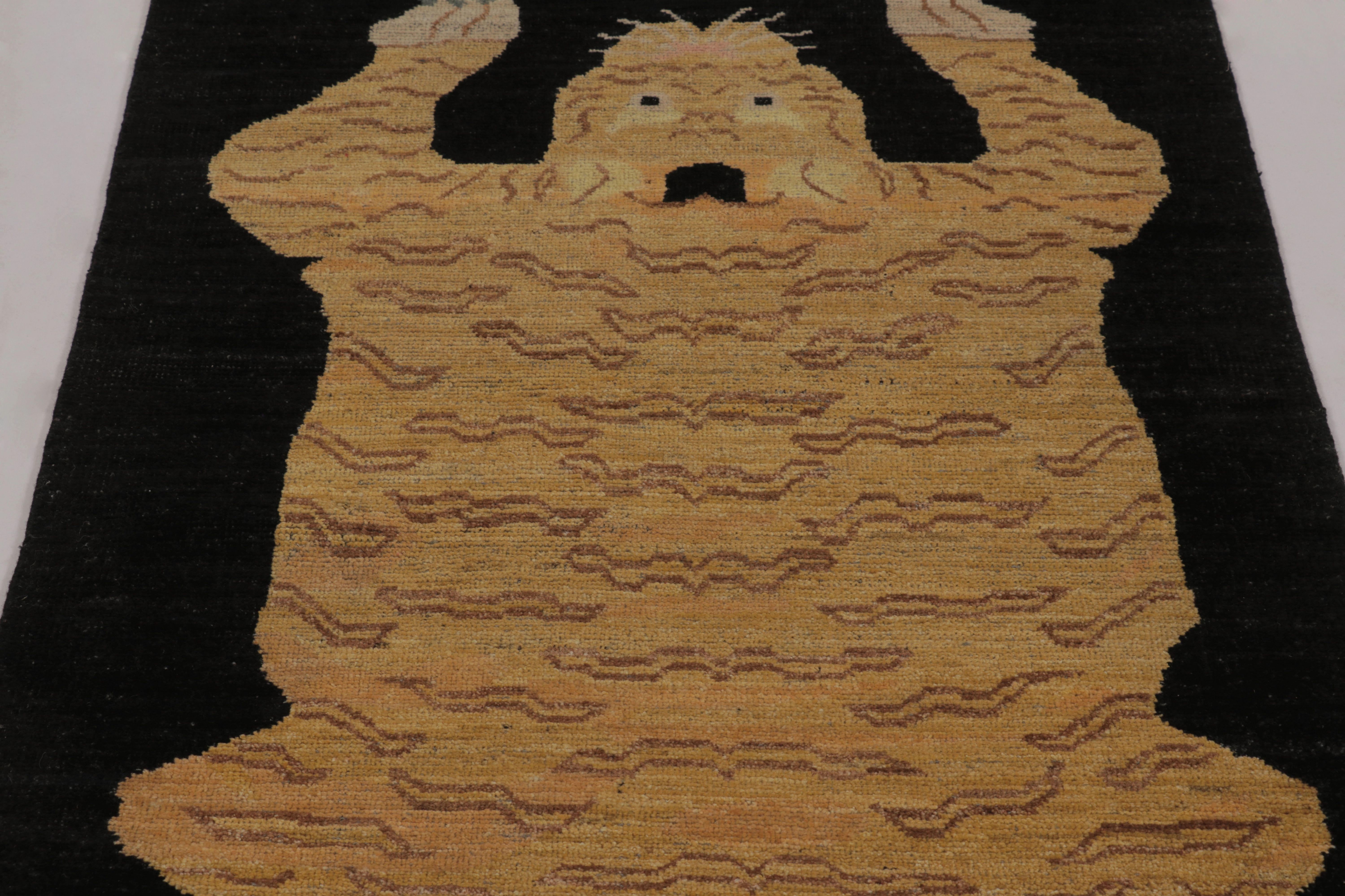 Rug & Kilim's Tigerfell-Teppich, nachtschwarzer Grund mit mythischem Bildmotiv (Indisch) im Angebot