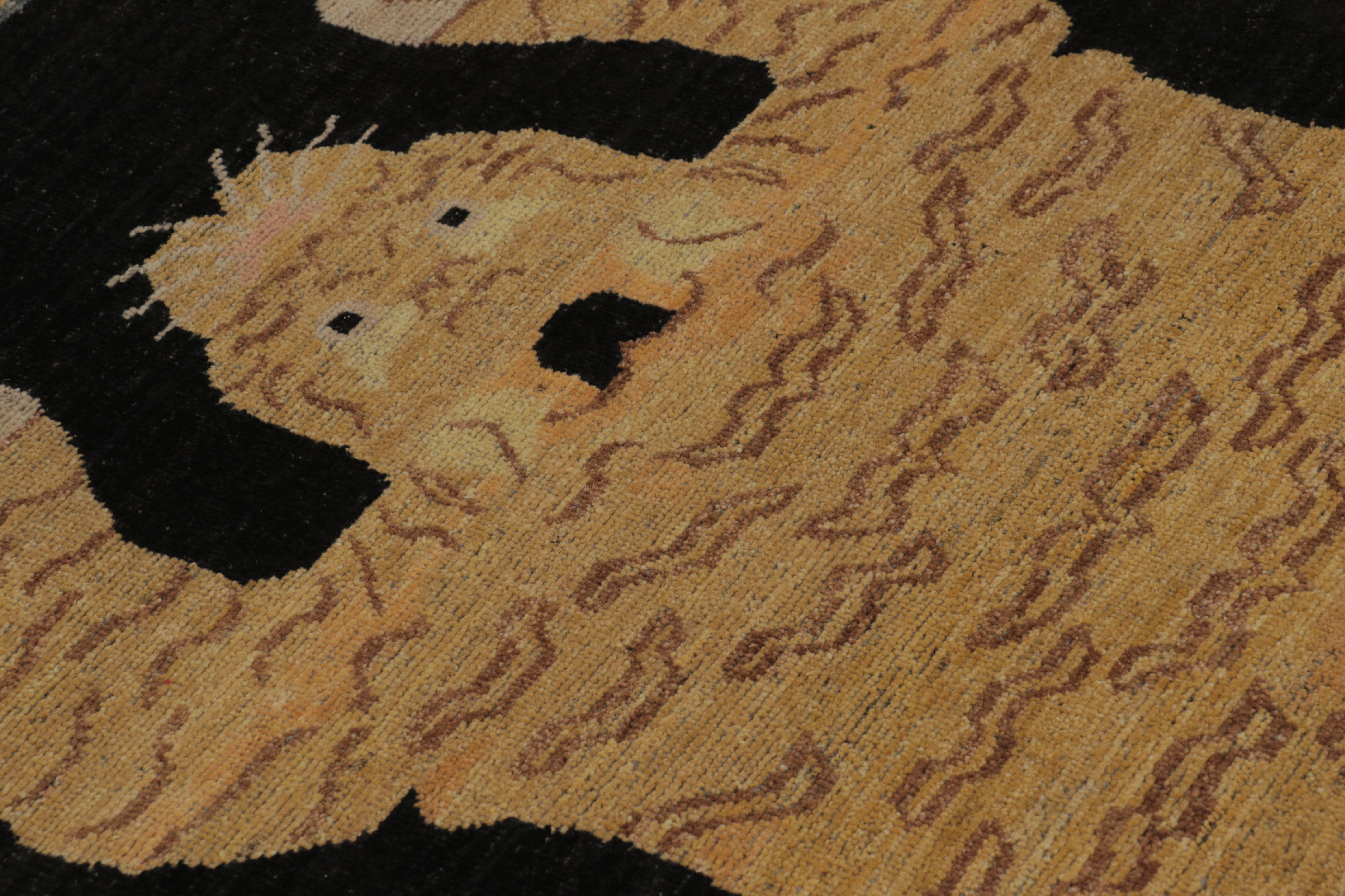 Rug & Kilim's Tigerfell-Teppich, nachtschwarzer Grund mit mythischem Bildmotiv (Handgeknüpft) im Angebot