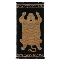 Tapis en peau de tigre de Rug 
Kilim, fond noir minuit avec pictogramme mythique
