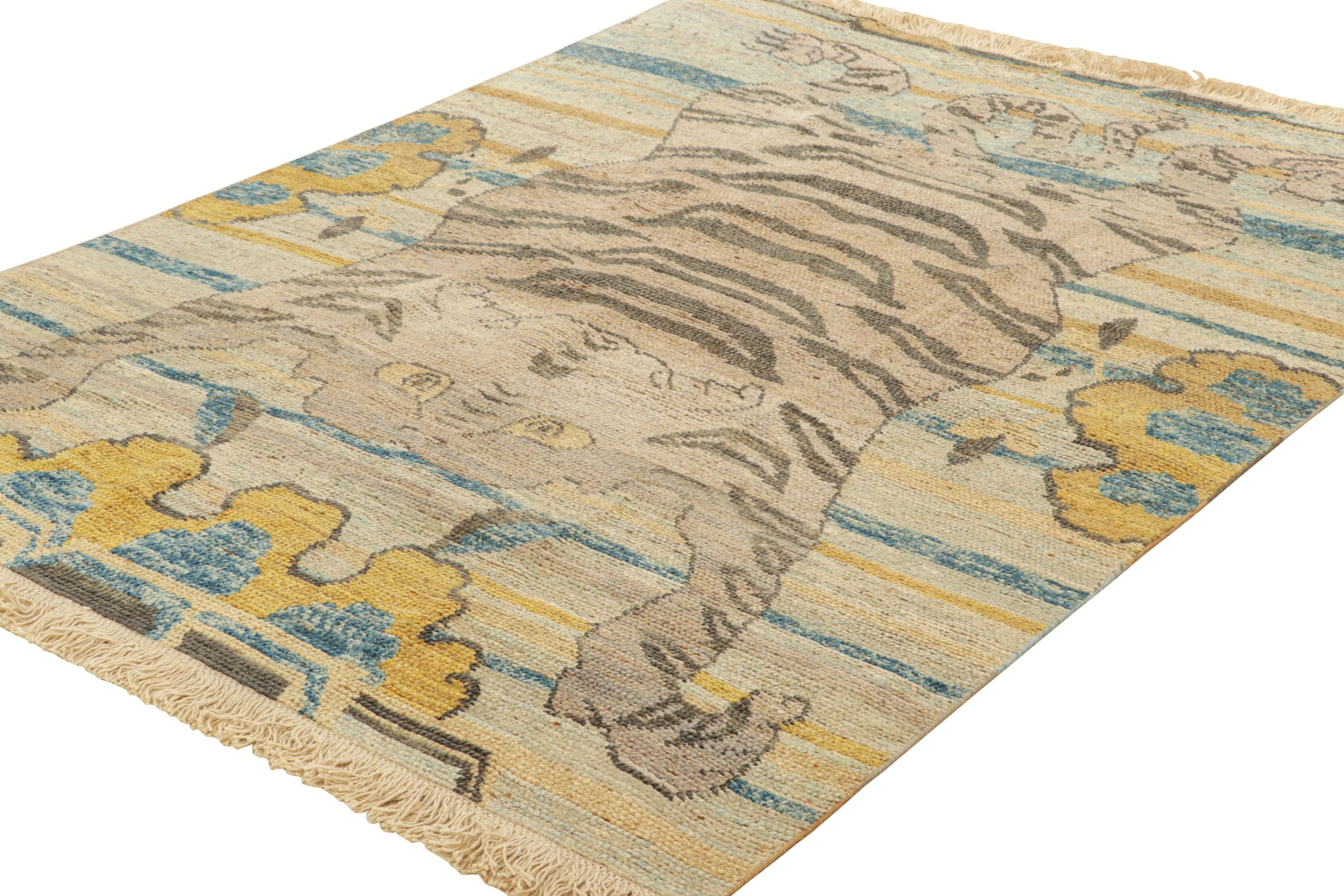 Alfombra de piel de tigre de Rug & Kilim con dibujo dorado, azul y beige-marrón Anudado a mano en venta
