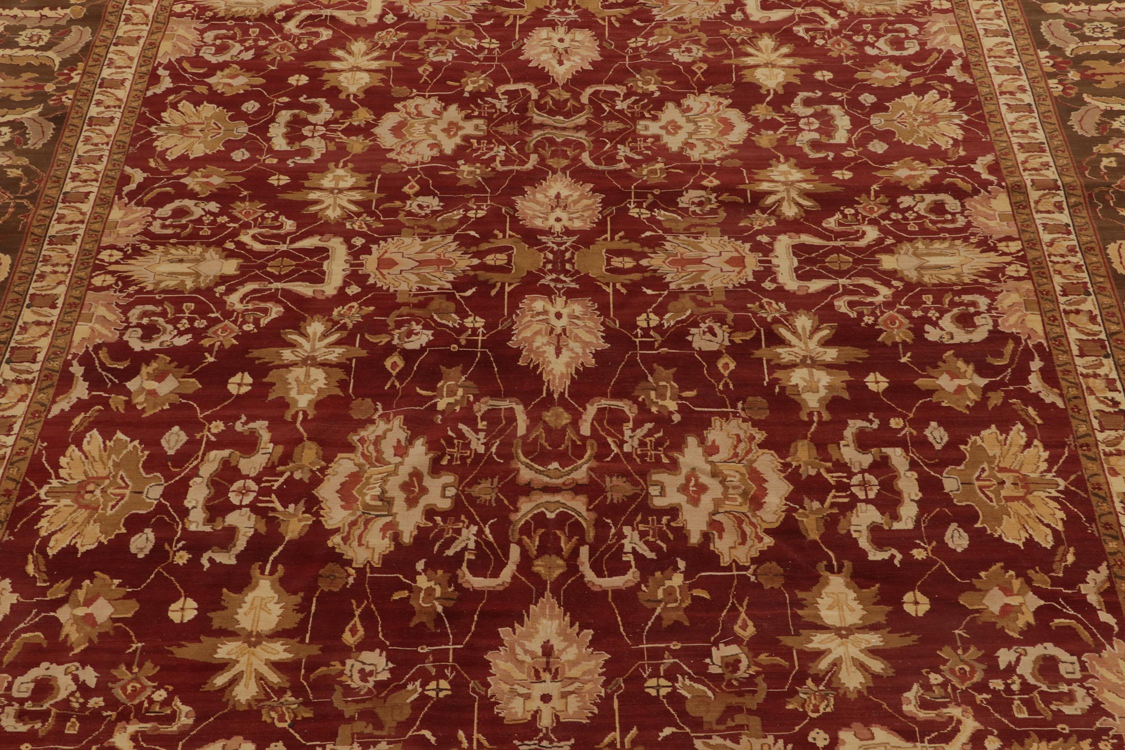 Annodato a mano Rug & Kilim è un tappeto tradizionale in stile Agra con motivi floreali rossi, beige e marroni. in vendita