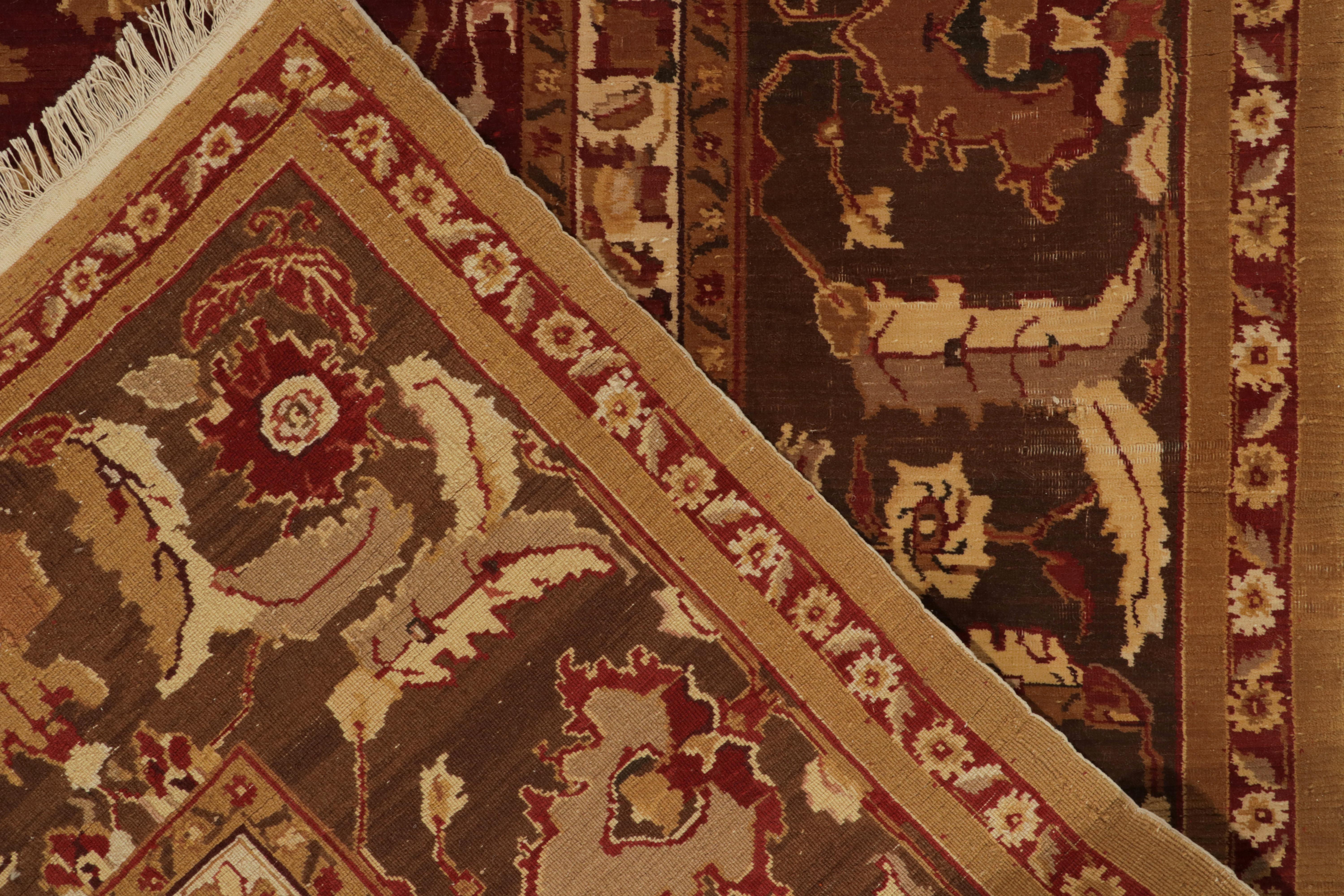 XXI secolo e contemporaneo Rug & Kilim è un tappeto tradizionale in stile Agra con motivi floreali rossi, beige e marroni. in vendita