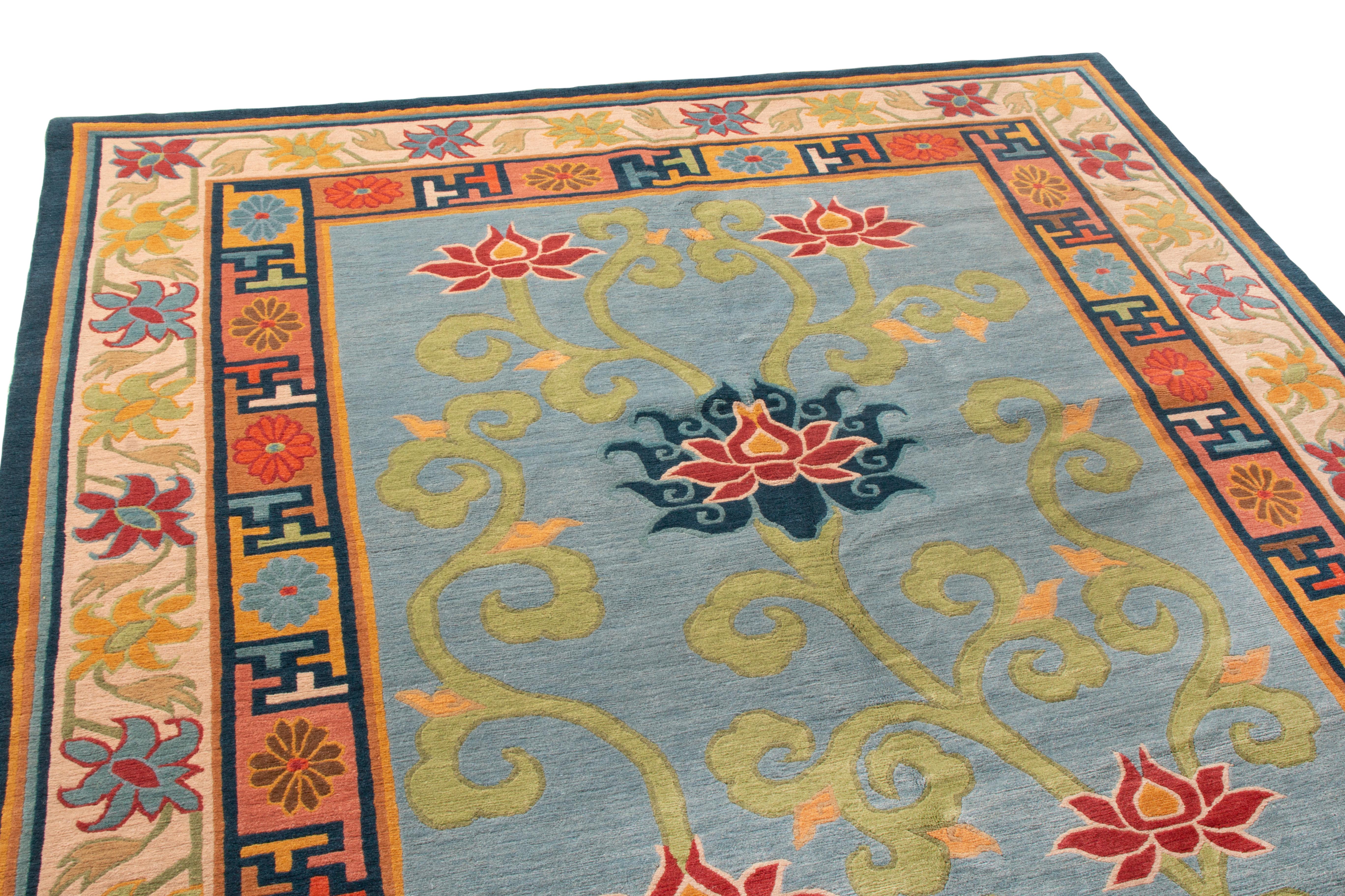 Procedente de uno de nuestros principales talleres de Nepal, esta alfombra anudada a mano con diseño de loto de Rug & Kilim es lo último de nuestra subcolección de estilo Clásico, que adopta una excepcional interpretación europea del simbolismo