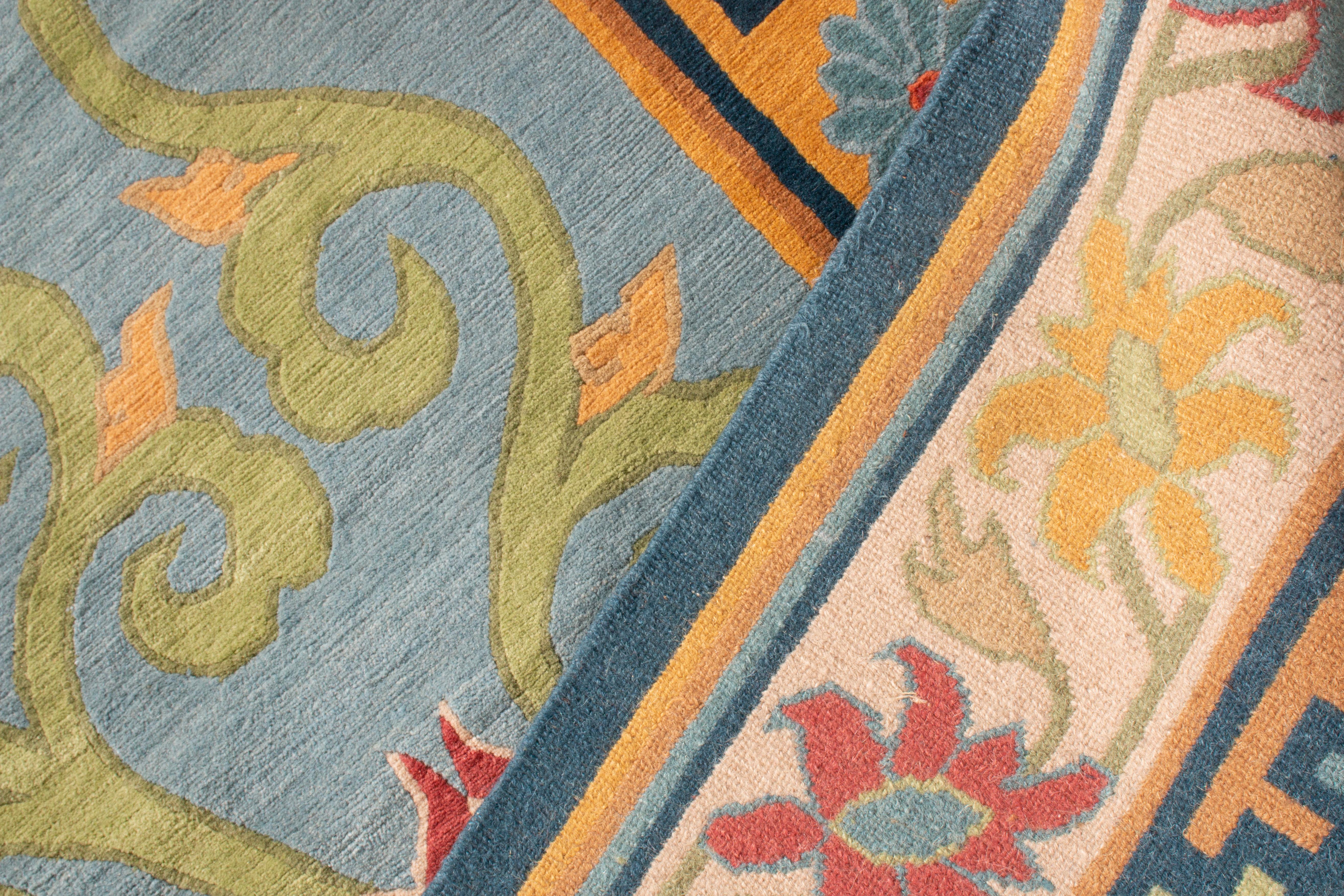 Alfombra tradicional de lana nepalesa azul y beige dorado con tradición de Rug & Kilim Anudado a mano en venta