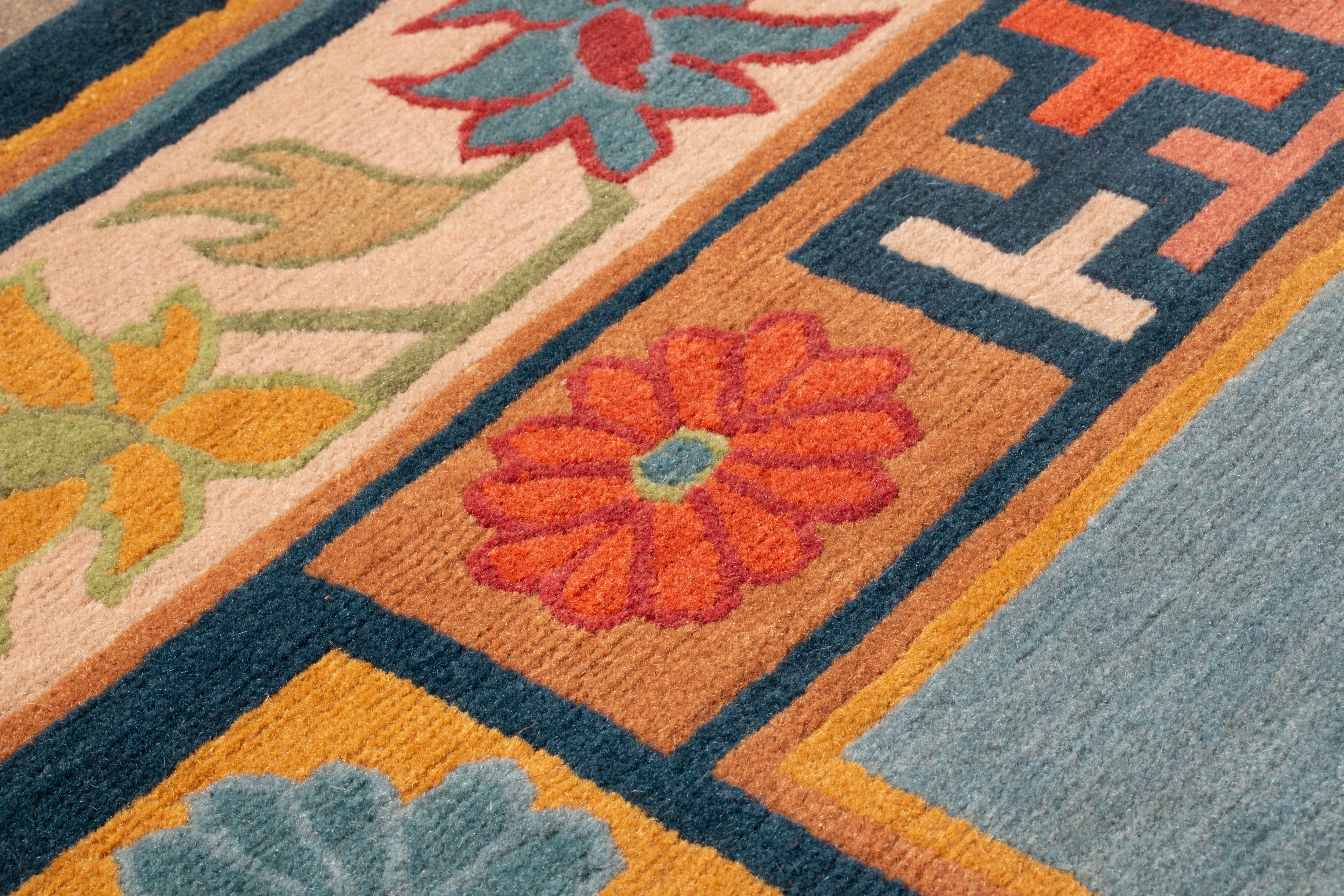 Alfombra tradicional de lana nepalesa azul y beige dorado con tradición de Rug & Kilim en Nuevo estado para la venta en Long Island City, NY