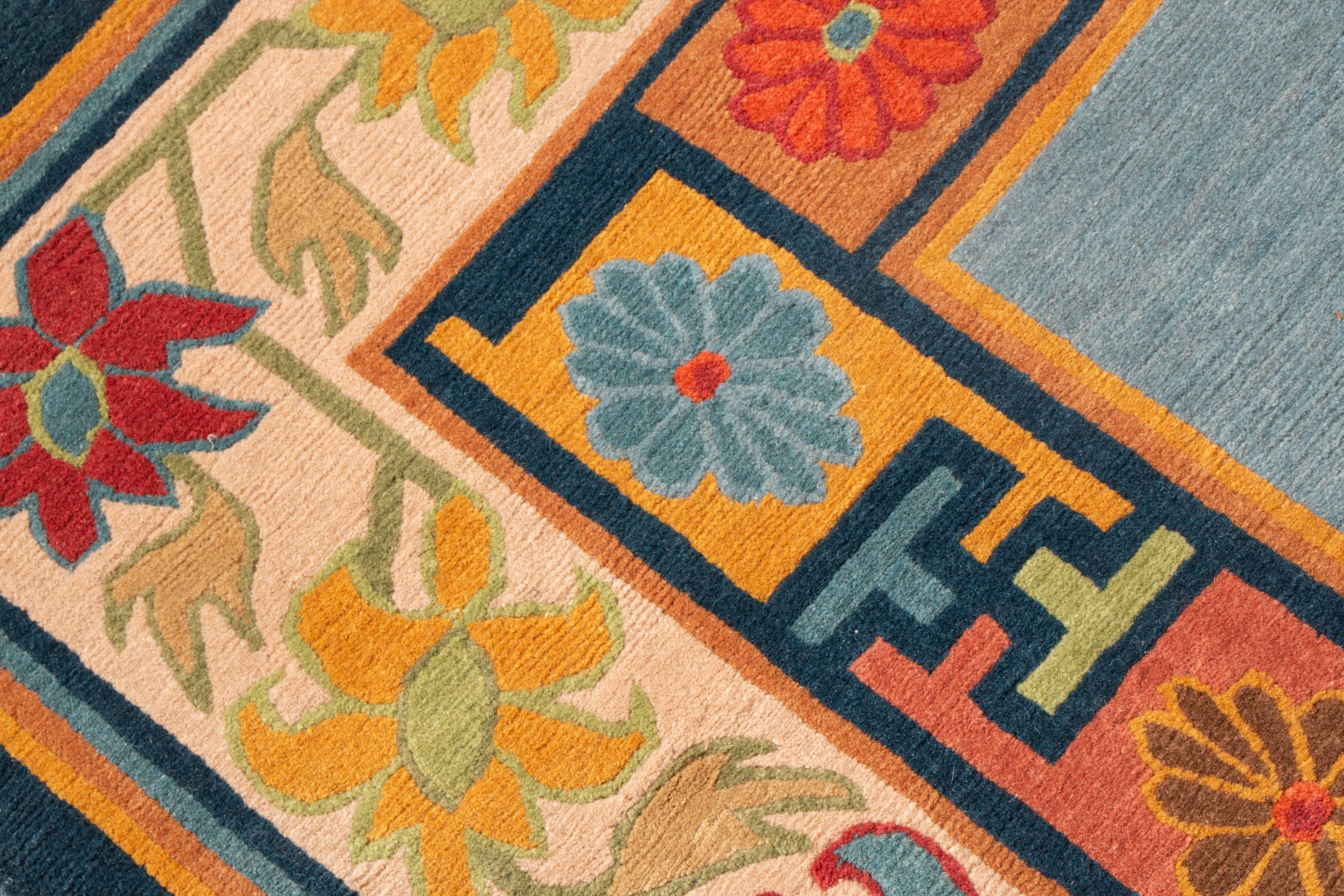 Alfombra tradicional de lana nepalesa azul y beige dorado con tradición de Rug & Kilim Siglo XXI y contemporáneo en venta