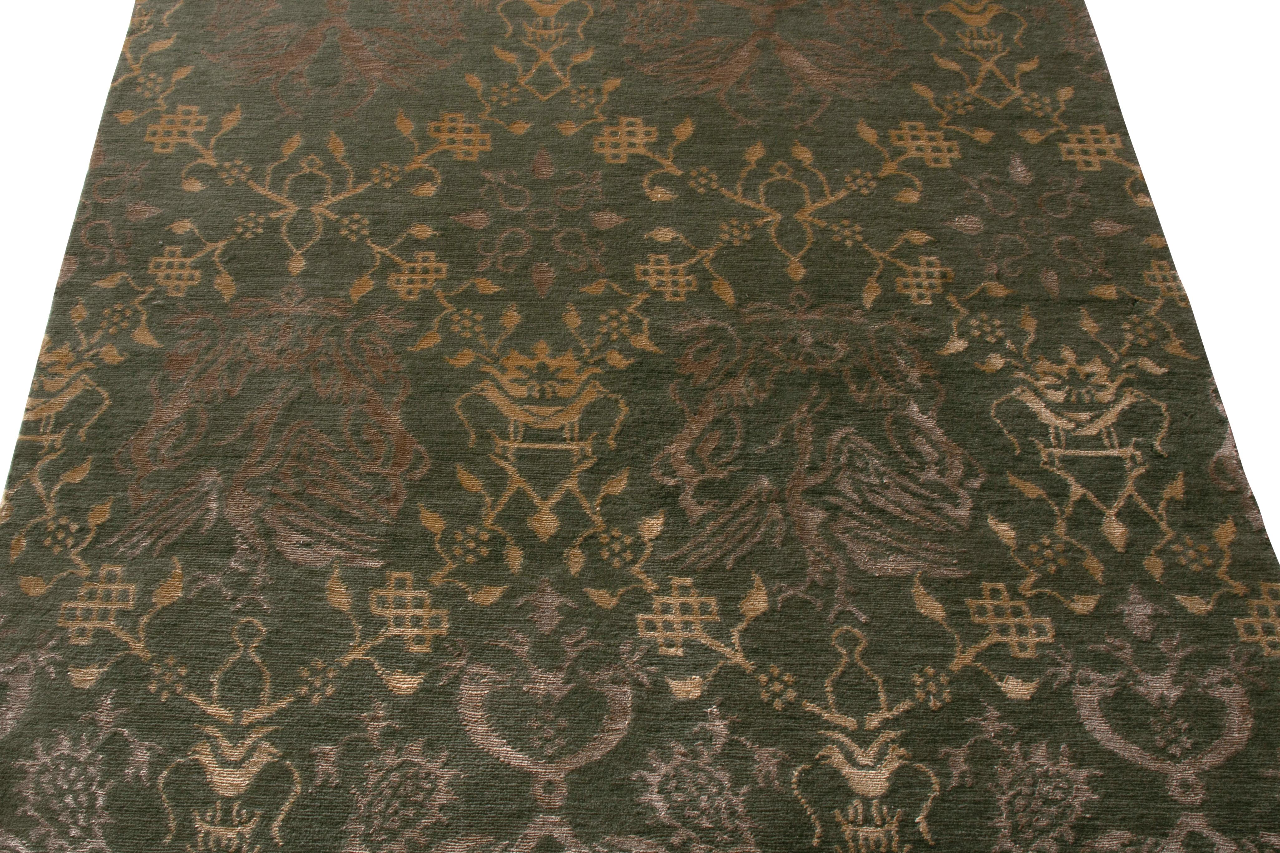 Dieser 4 x 6 große Teppich gehört zur europäischen Kollektion von Rug & Kilim und ist inspiriert von einer westlichen Interpretation traditioneller Drachen- und Phönixmotive, die sich in den goldenen Spaliermustern abwechseln. Handgeknüpft aus Wolle