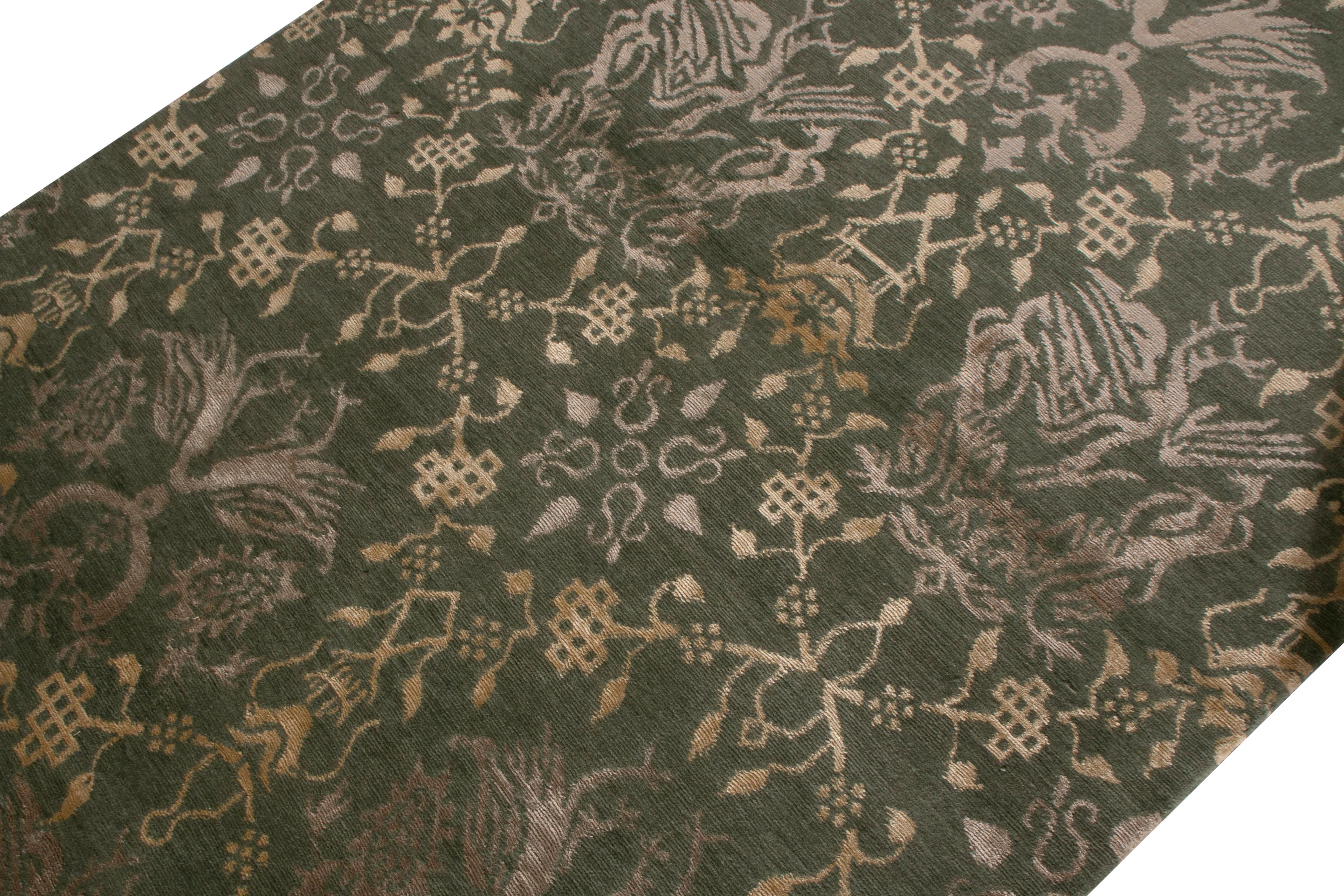 Rug & Kilim's Traditioneller Teppich im europäischen Stil Grün und Gold mit Bildmuster (Art déco) im Angebot