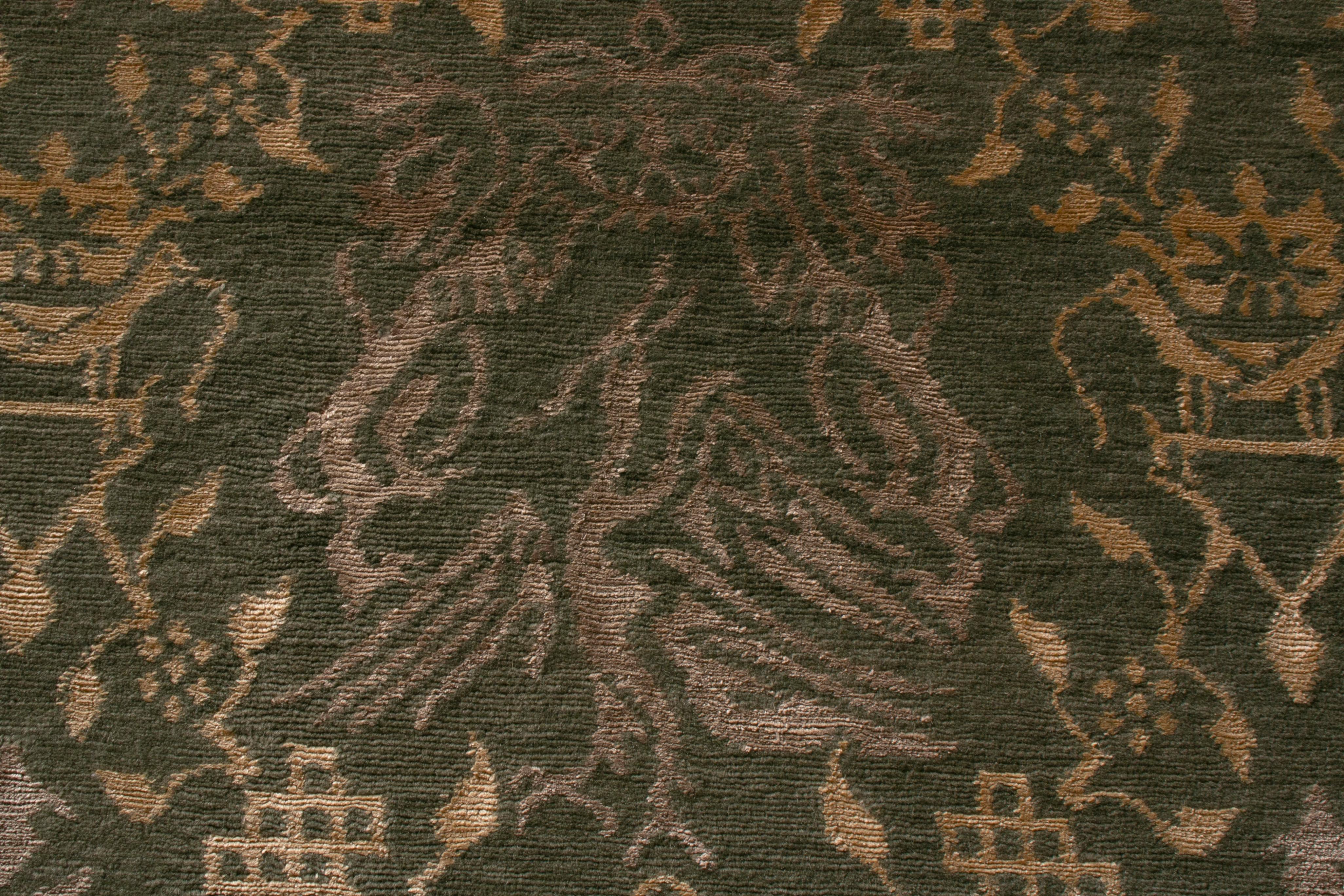 Rug & Kilim's Traditioneller Teppich im europäischen Stil Grün und Gold mit Bildmuster (Nepalesisch) im Angebot