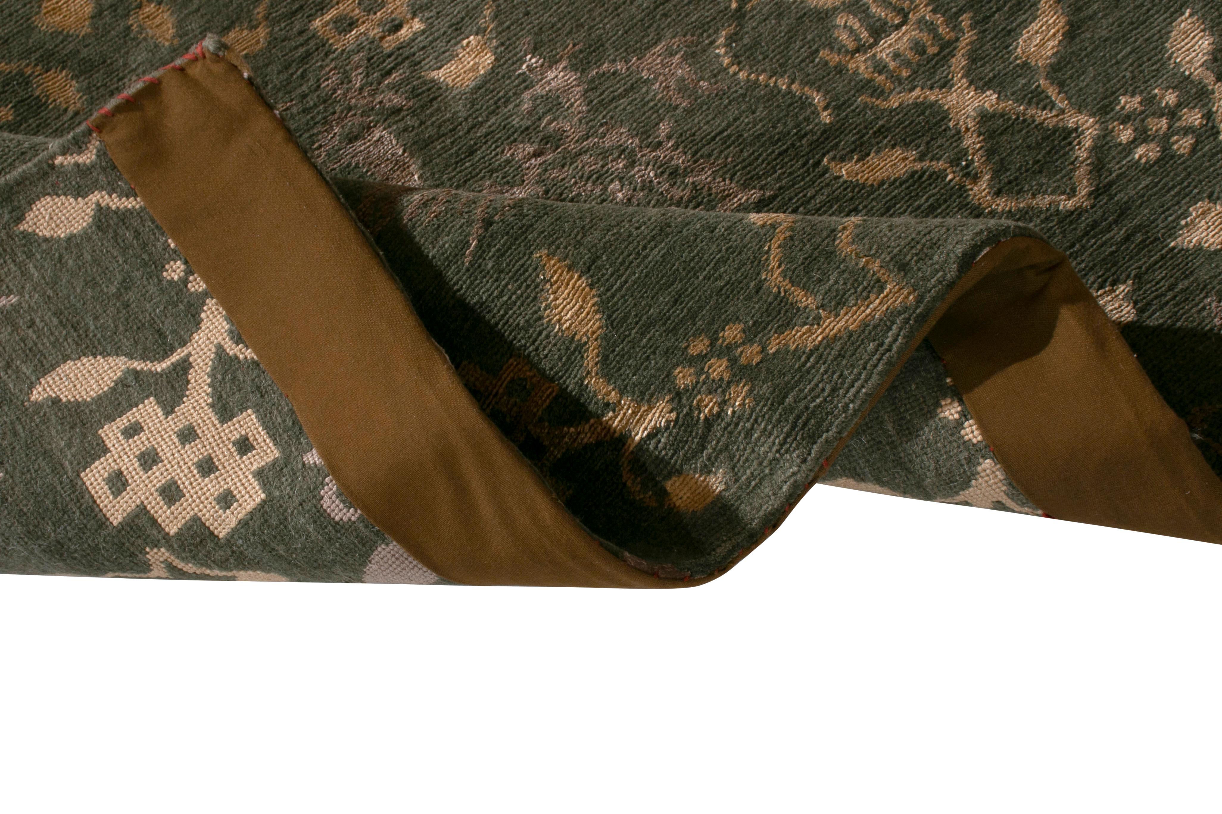 Rug & Kilim's Traditioneller Teppich im europäischen Stil Grün und Gold mit Bildmuster (Handgeknüpft) im Angebot