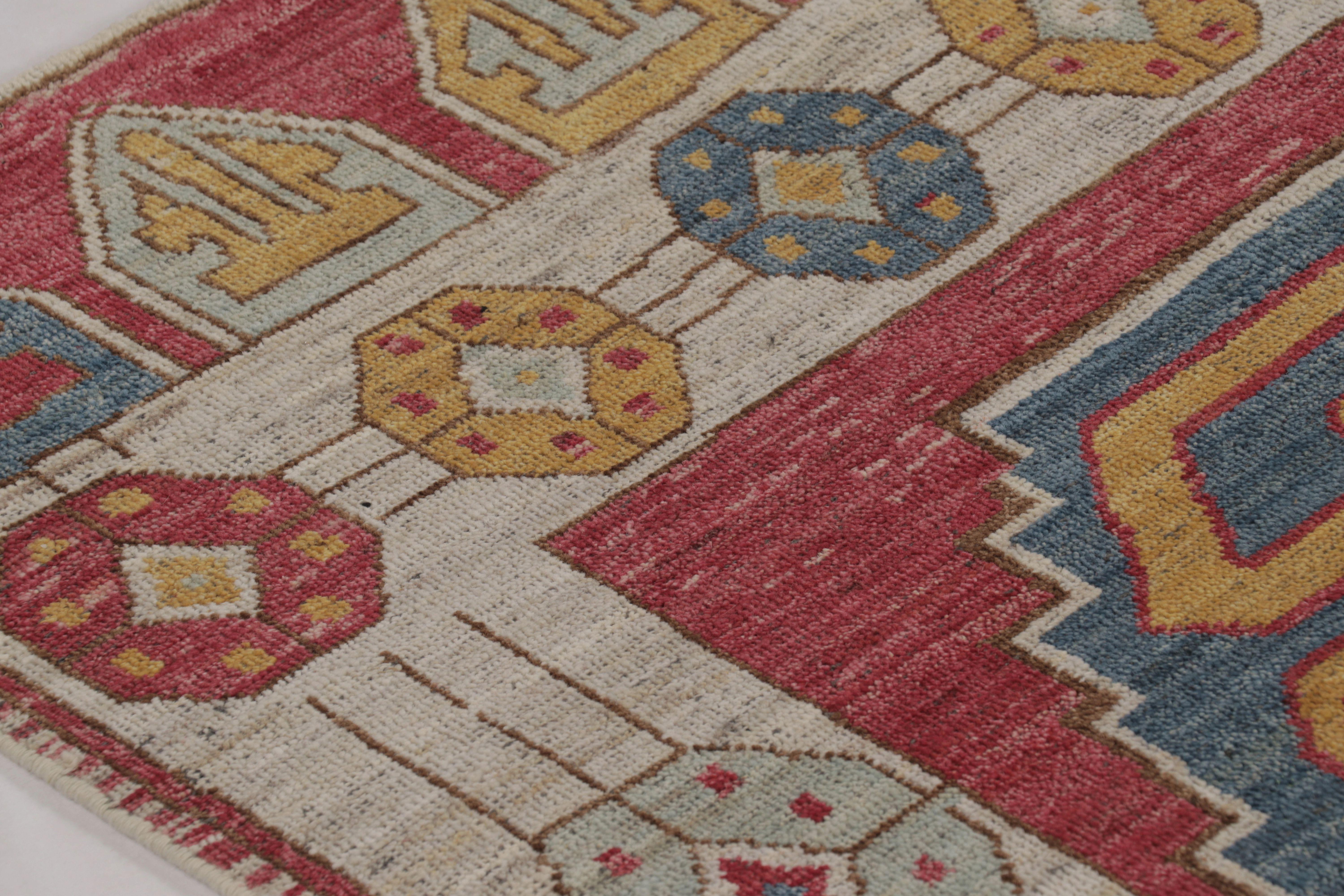 Dieser moderne Läufer (4x10) aus der klassischen Burano Collection'S von Rug & Kilim besteht aus einer speziellen Mischung handgeknüpfter Ghazni-Wolle und ist von einem historischen Konya-Teppich aus der Zeit der Jahrhundertwende inspiriert, der im