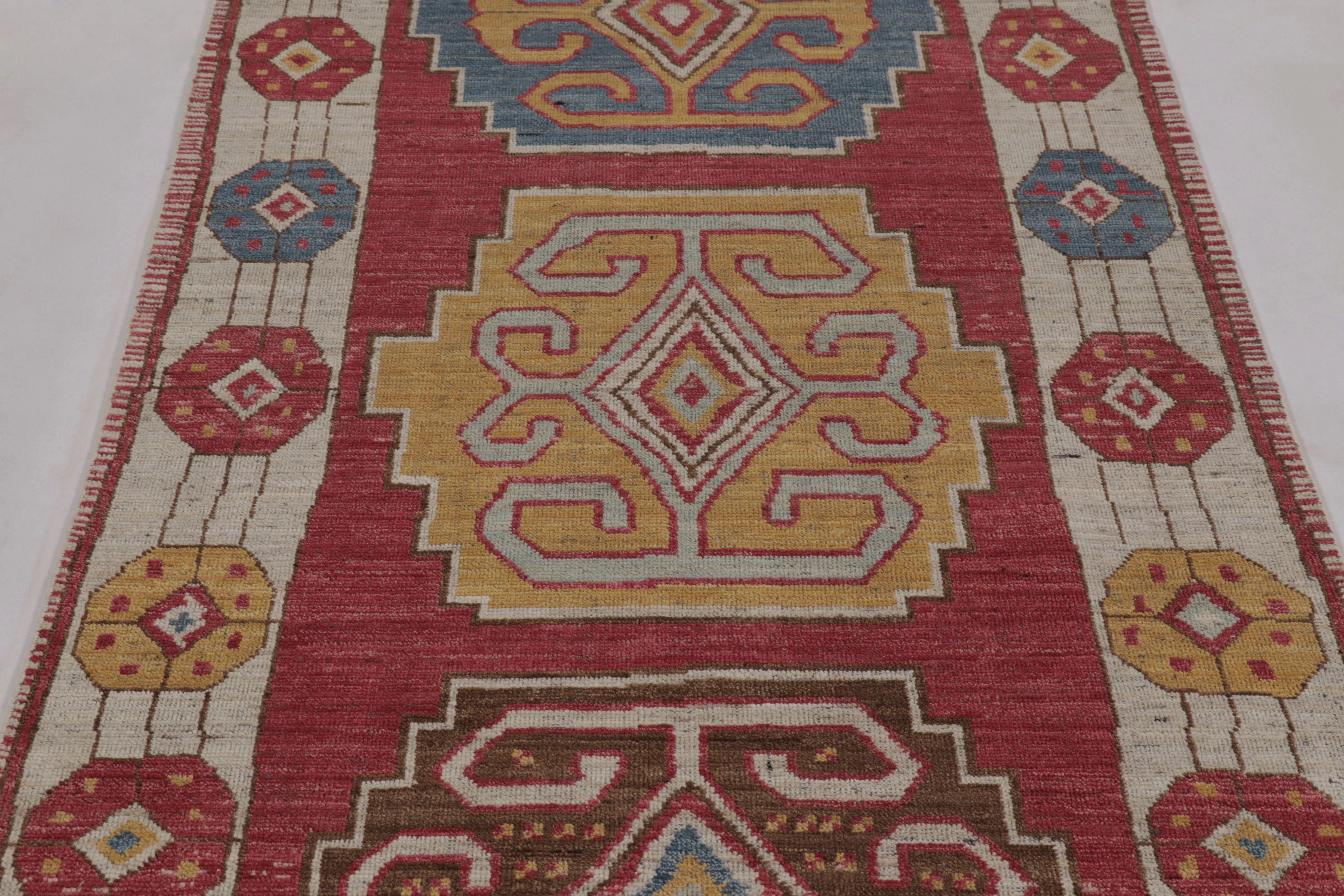 Rug & Kilim's traditioneller Konya inspirierter Läufer mit polychromem Medaillon (Indisch) im Angebot