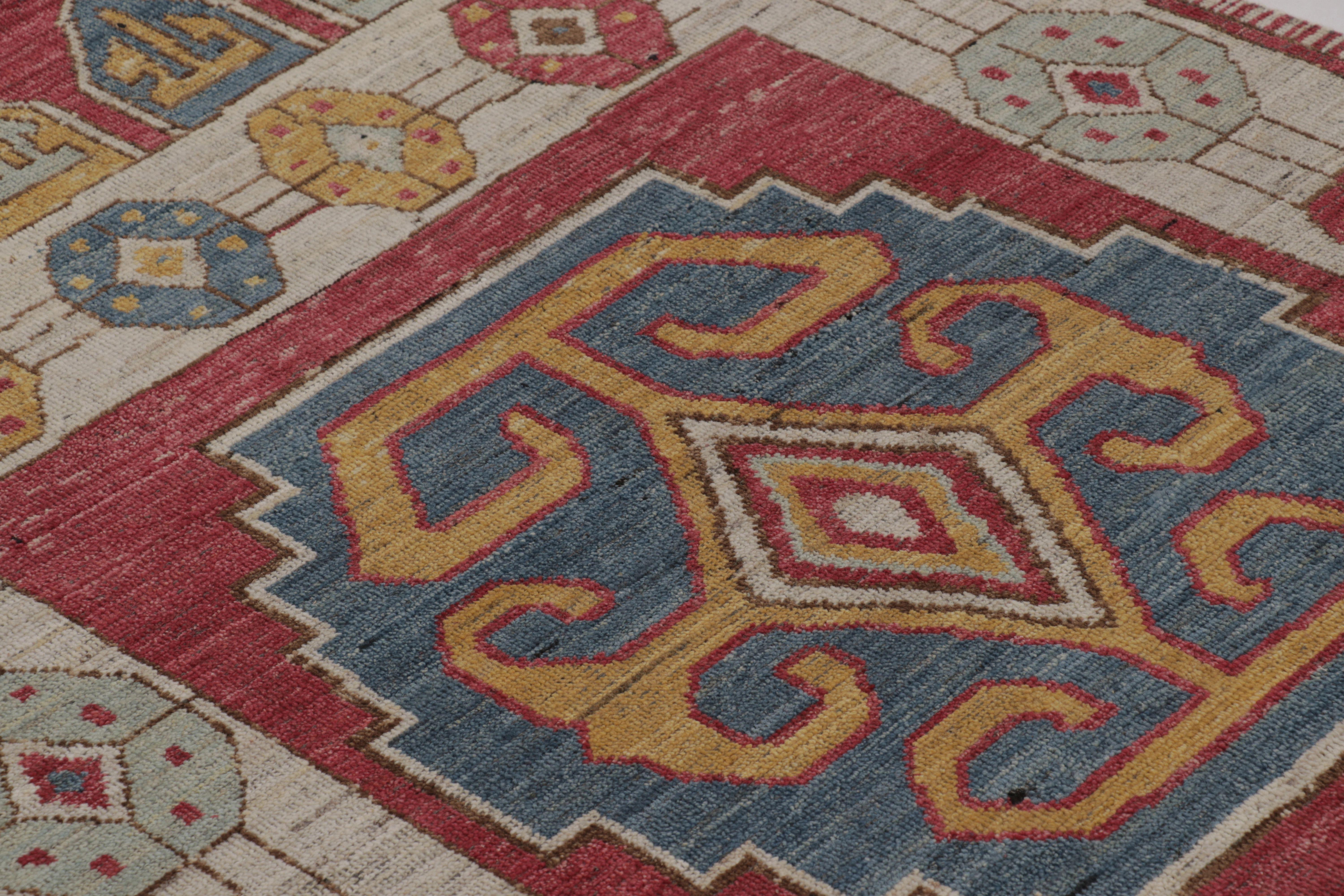 Rug & Kilim's traditioneller Konya inspirierter Läufer mit polychromem Medaillon (Handgeknüpft) im Angebot