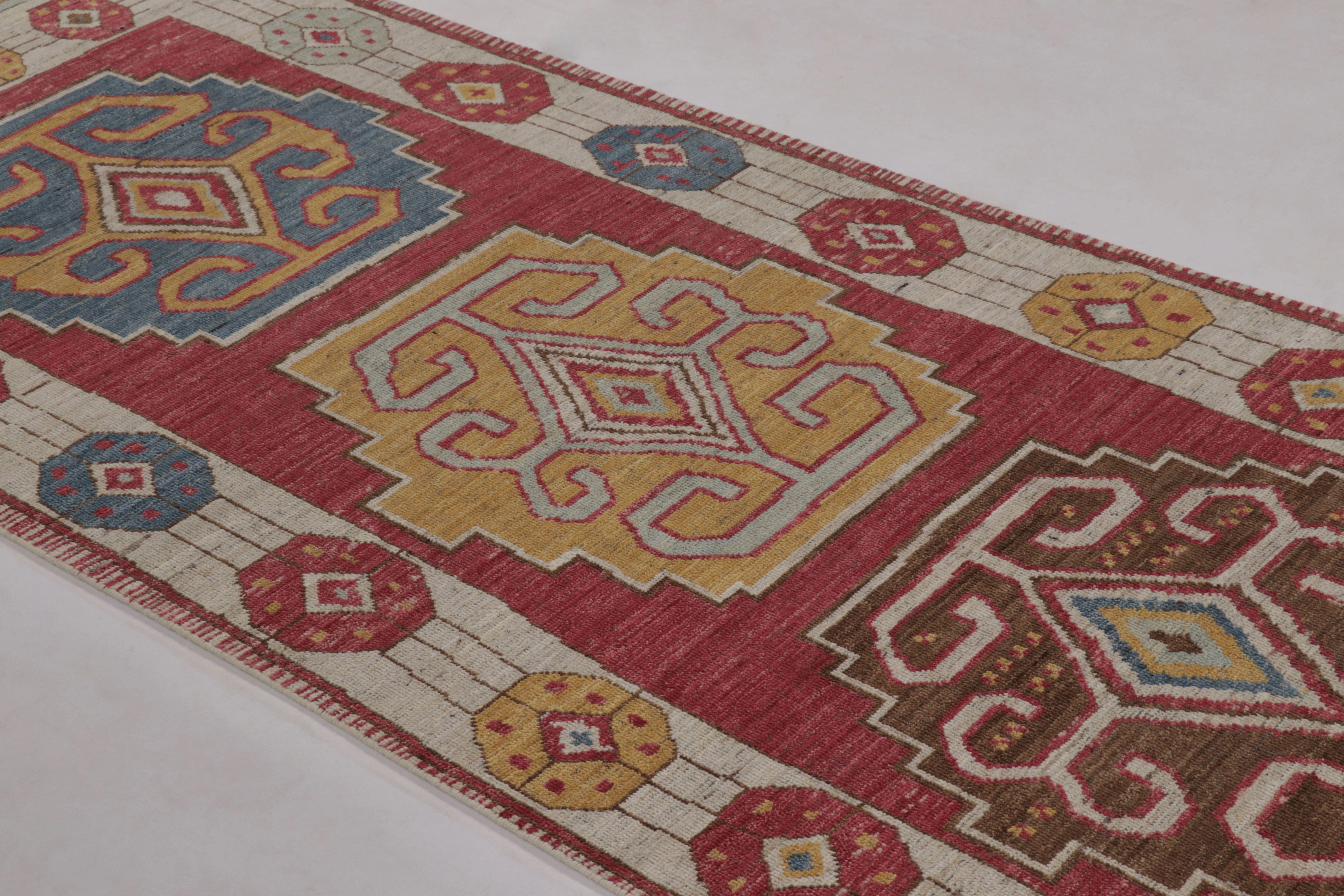 Rug & Kilim's traditioneller Konya inspirierter Läufer mit polychromem Medaillon (21. Jahrhundert und zeitgenössisch) im Angebot