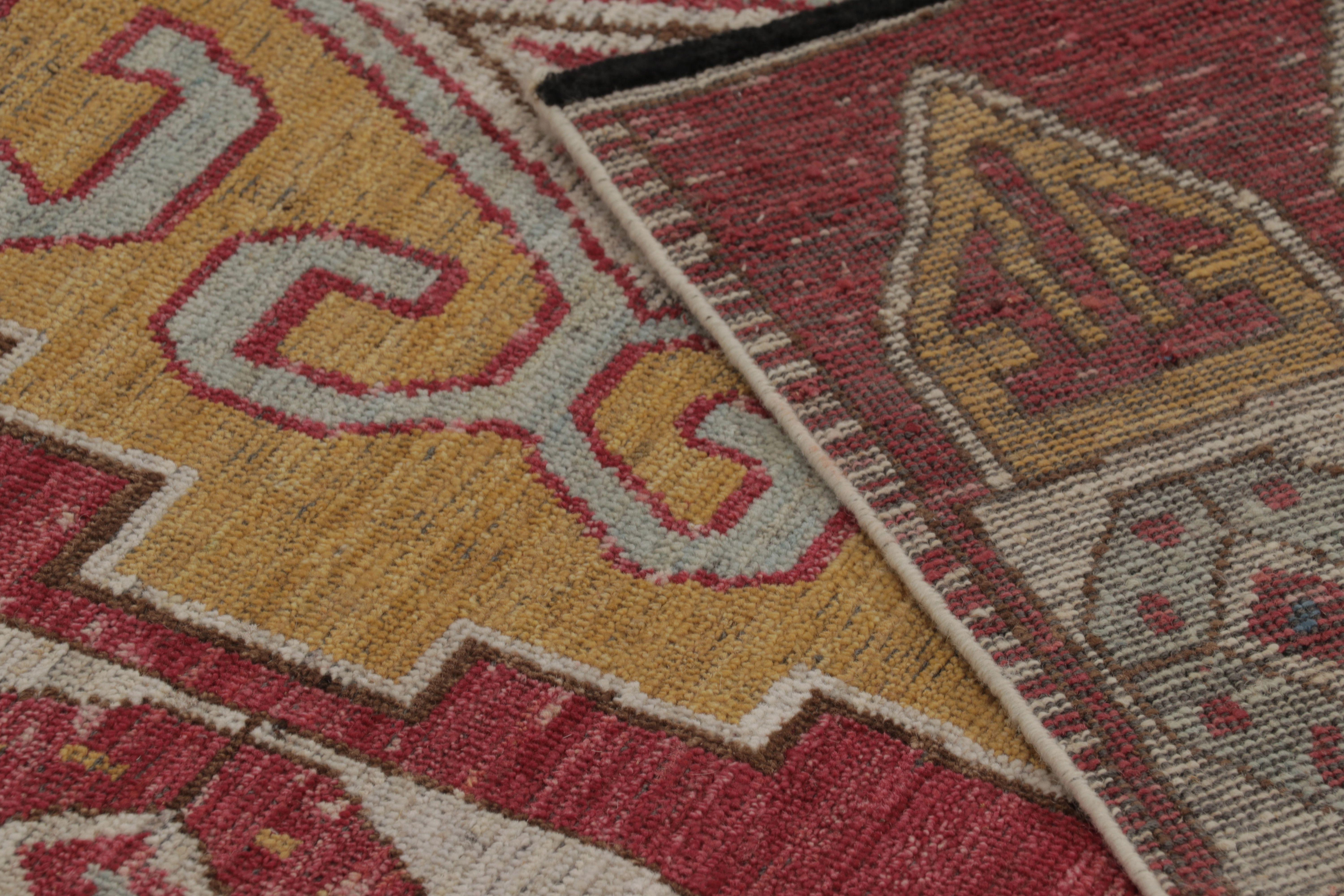 Rug & Kilim's traditioneller Konya inspirierter Läufer mit polychromem Medaillon im Angebot 1