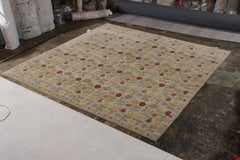 Rug & Kilim è un tappeto di transizione in stile europeo con fiori dorati e verdi.