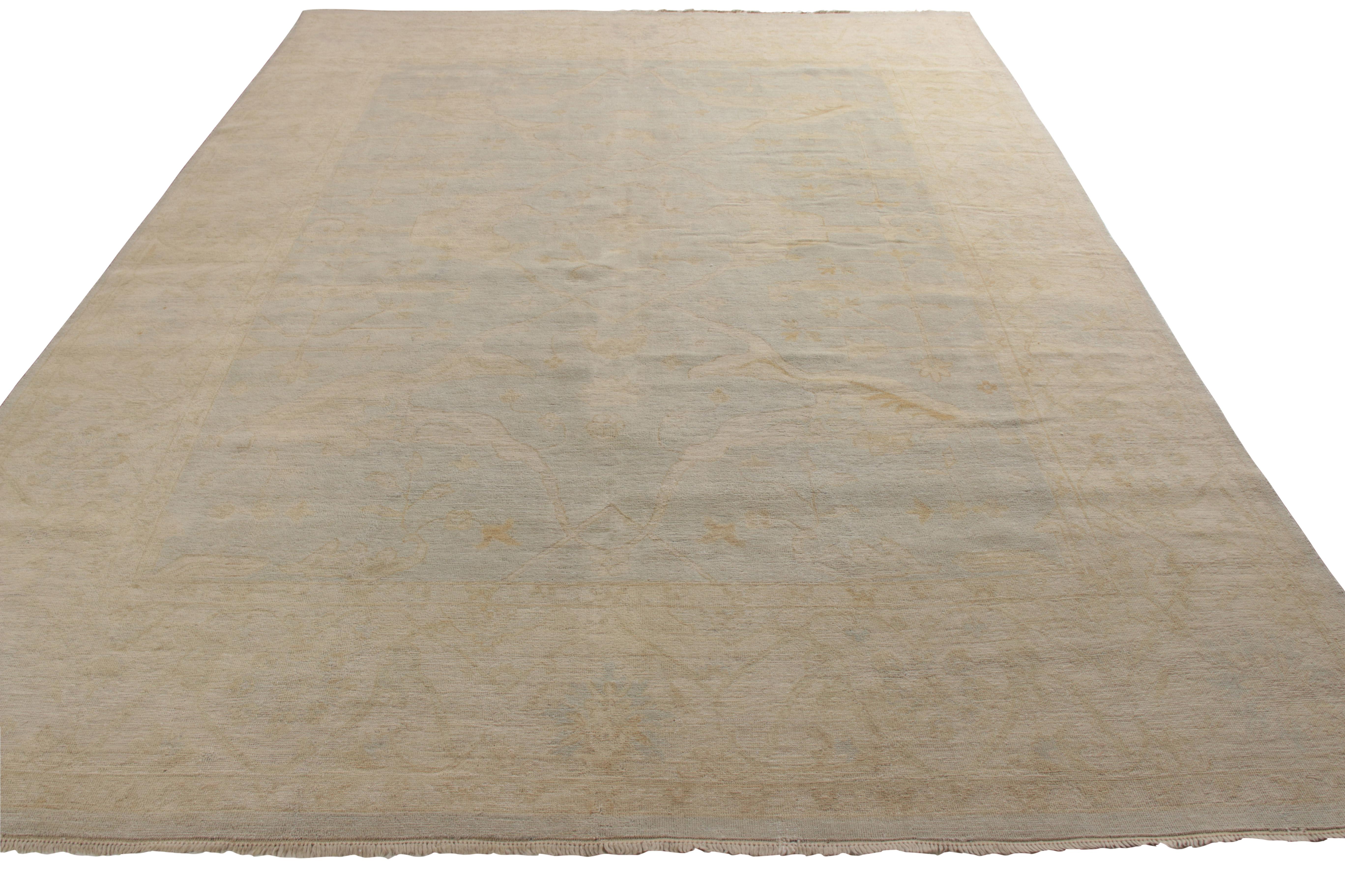 Un'ode ai celebri stili di tappeti Oushak, 9 x 12, della prestigiosa collezione Modern Classics di Rug & Kilim. Annodato a mano in lana, gode di una delicata palette di beige-marrone e blu che completa un design sottile. I motivi floreali, sobri ma