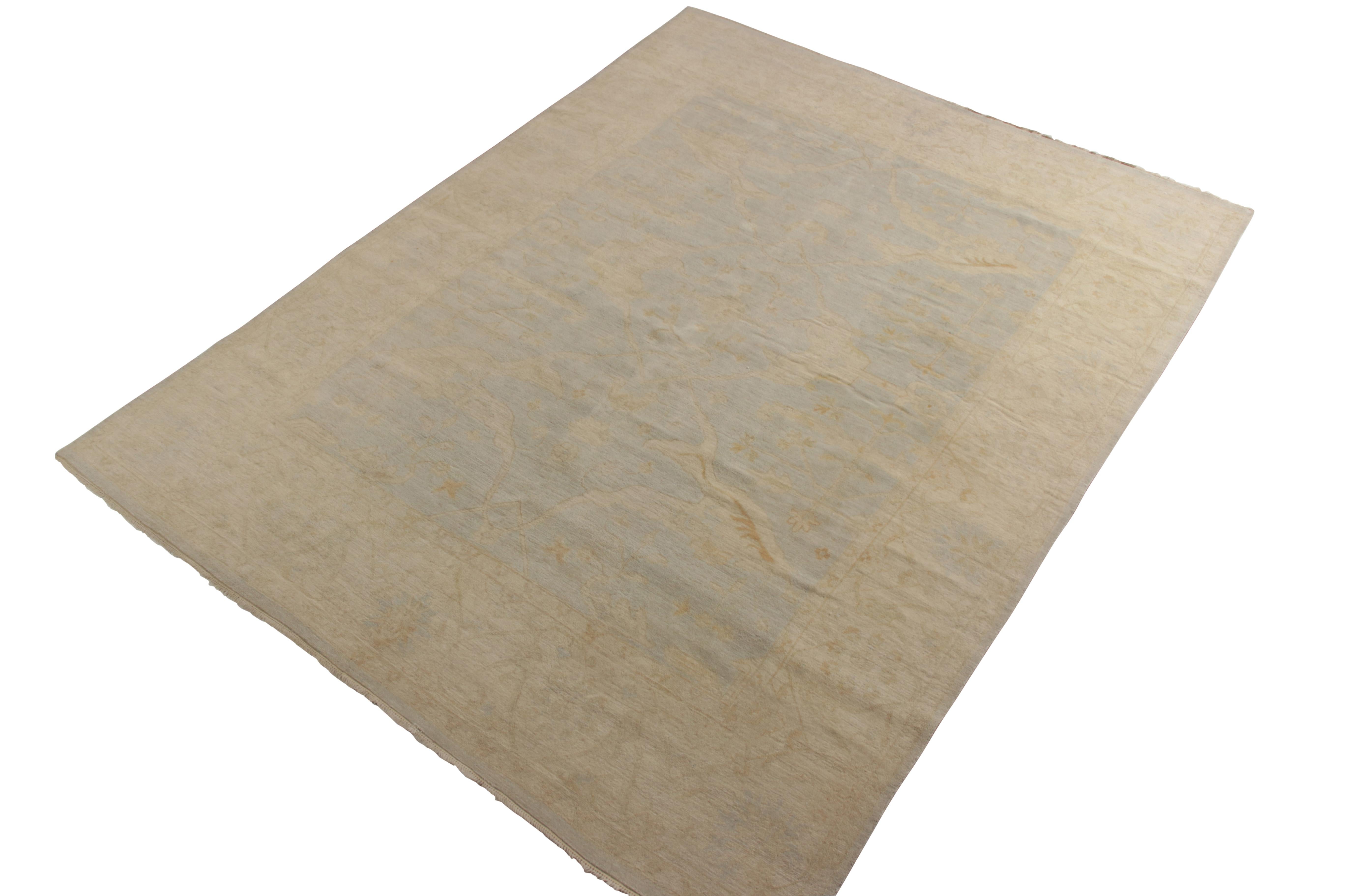 Rug & Kilim's Transitional Oushak Style Teppich in Beige und Blau mit Blumenmuster (Indisch) im Angebot