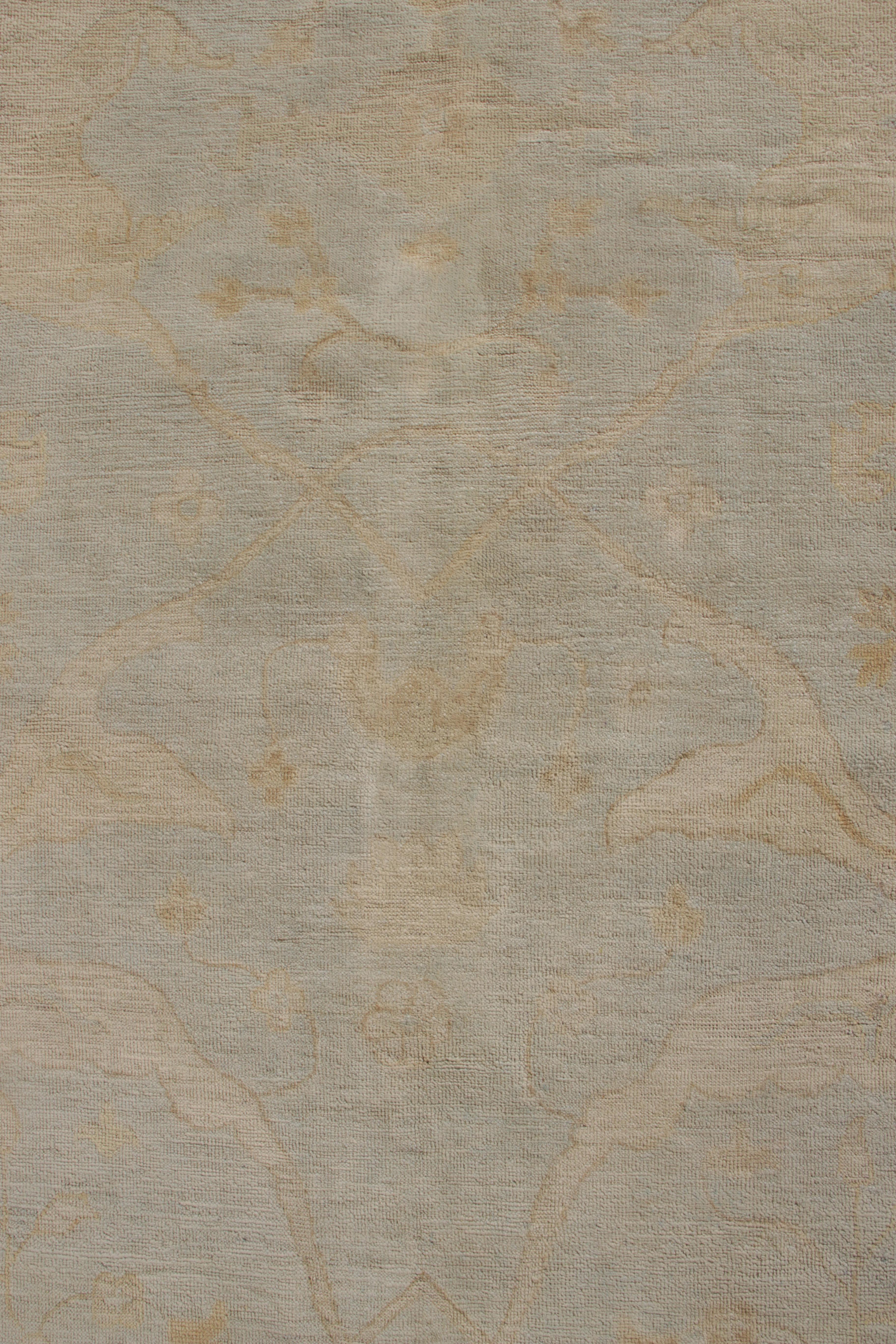 Rug & Kilim's Transitional Oushak Style Teppich in Beige und Blau mit Blumenmuster (Handgeknüpft) im Angebot