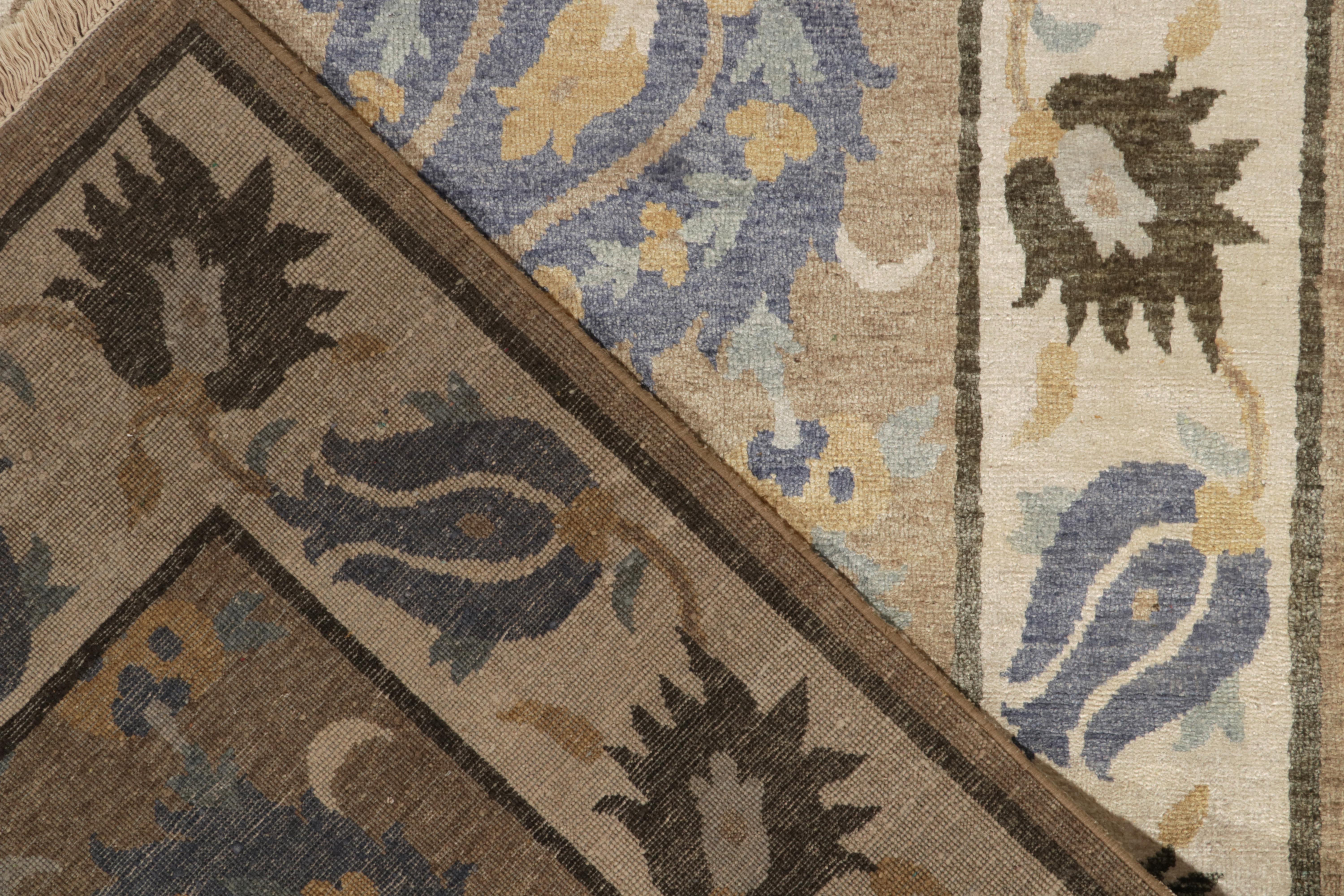 Rug & Kilim's Transitional Rug in Beige-Braun & Blau mit Blumenmustern (Seide) im Angebot