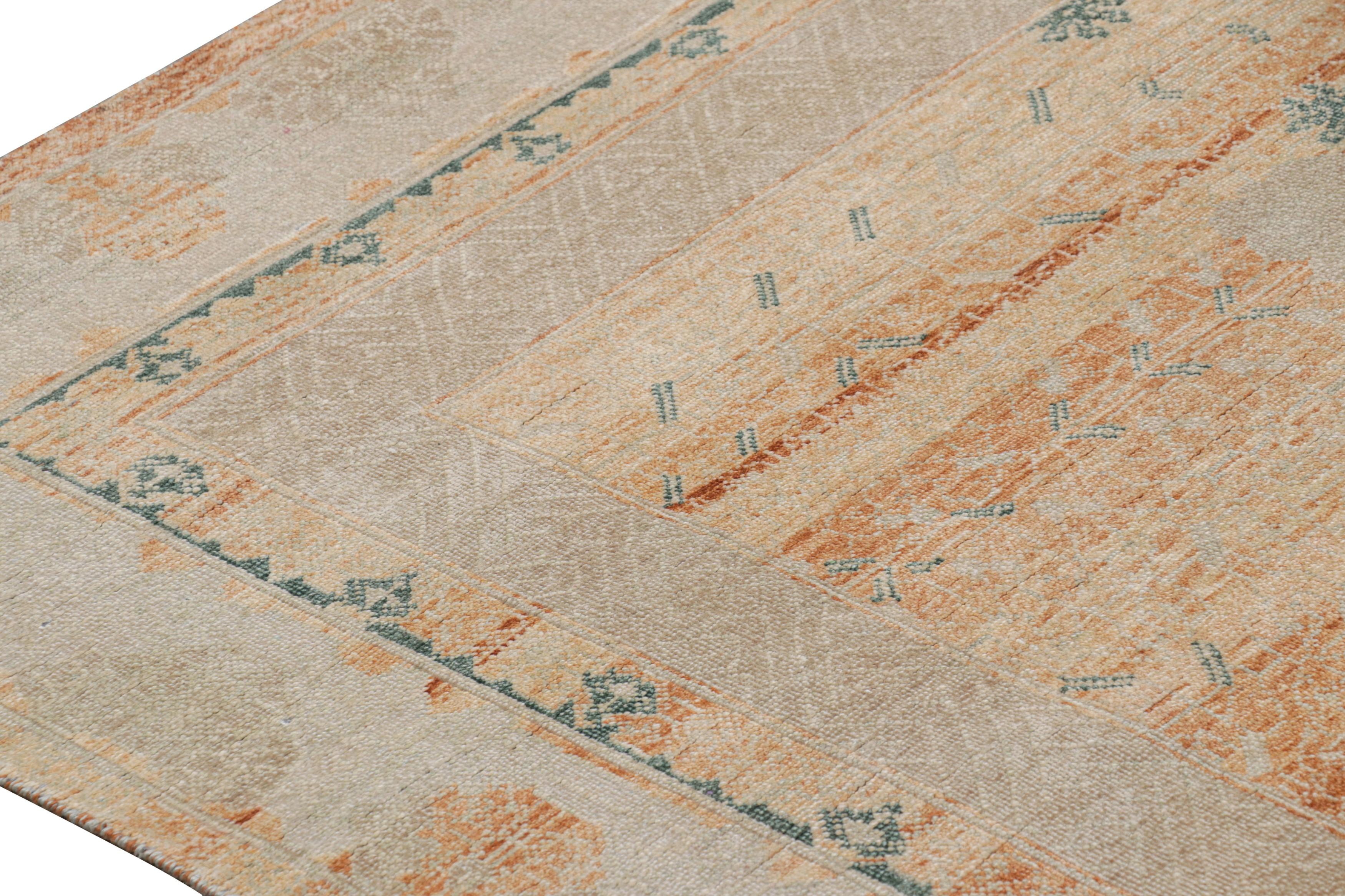 Indiano Rug & Kilim: tappeto di transizione in arancione e grigio con motivi geometrici in vendita