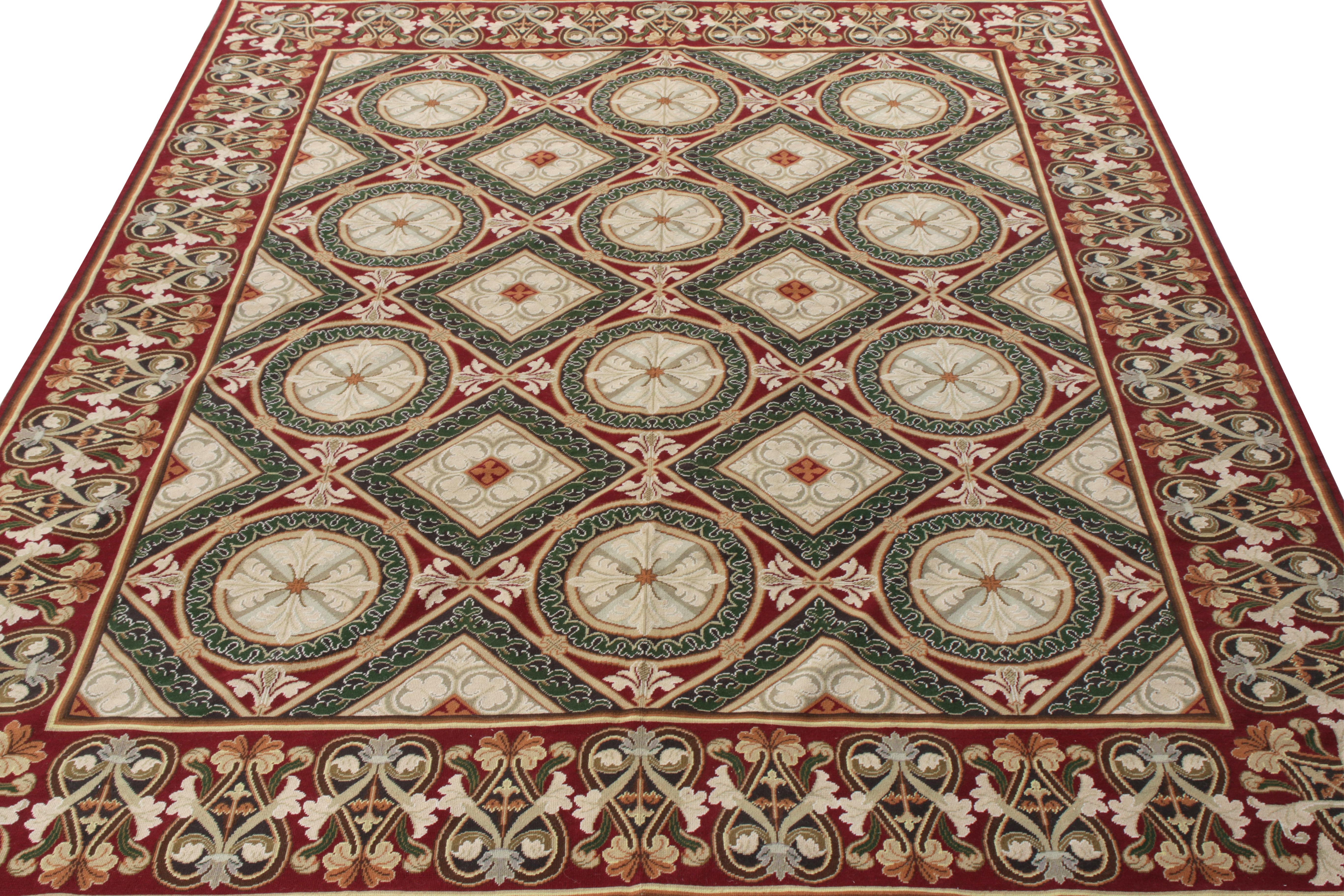 Una cautivadora entrada de punto de aguja de 8x9 que se abre paso en la Colección Clásicos Modernos de Rug & Kilim. Enclavada en una visión contemporánea, esta belleza lleva un intrincado estampado floral en toda la escala, en tonos rojos y verdes