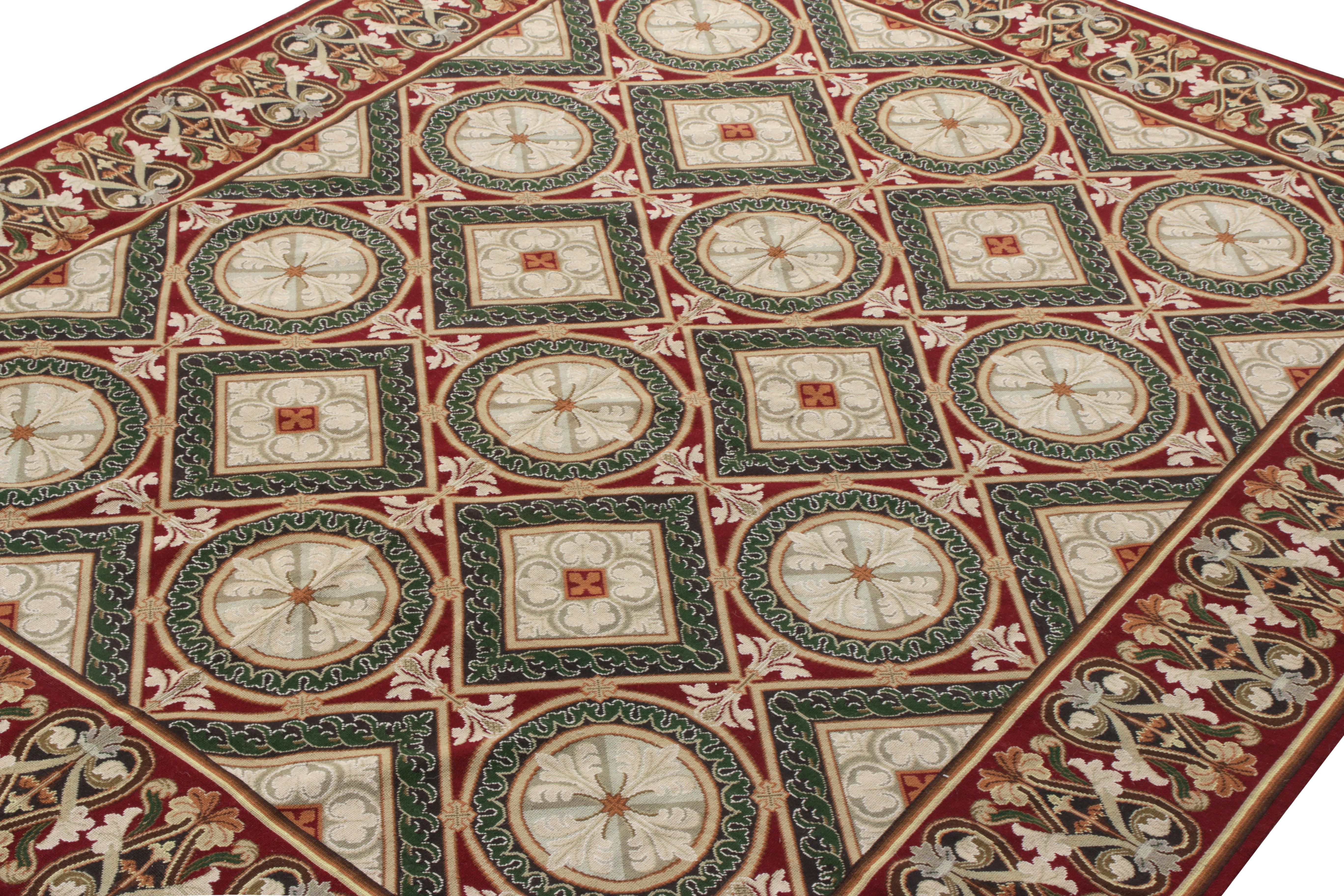 Moderne Tapis & Kilims Tapis à l'aiguille de style transitionnel, motif floral rouge et vert en vente