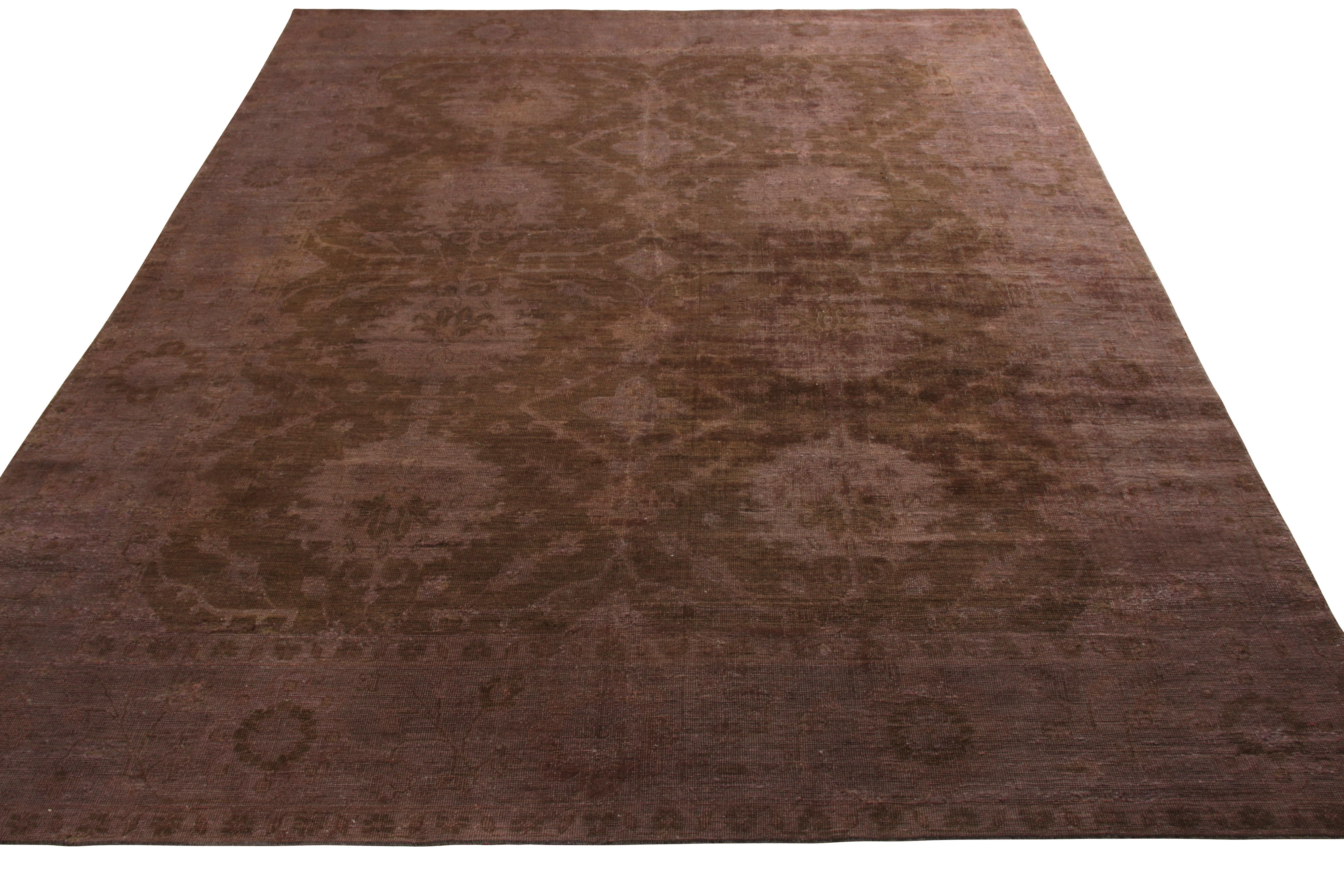 Annodato a mano in lana, è un pezzo 8x9 della collezione Modern Classics di Rug & Kilim con ricchi toni di marrone e viola. Un grazioso motivo floreale con una piacevole simmetria che cattura l'attenzione con un senso di movimento naturale e