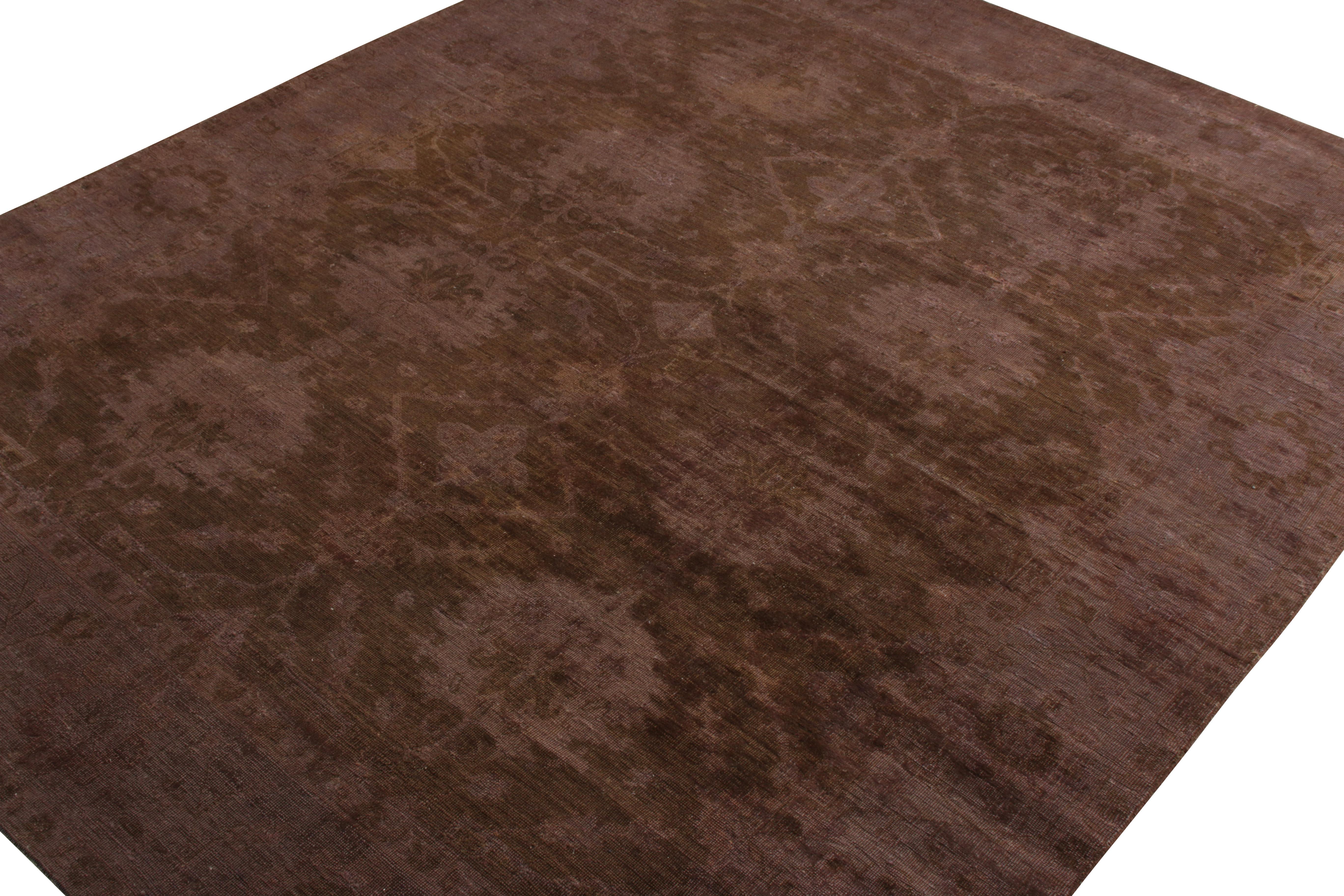 Altro Rug & Kilim è un tappeto in stile transitorio con motivo floreale marrone e viola. in vendita