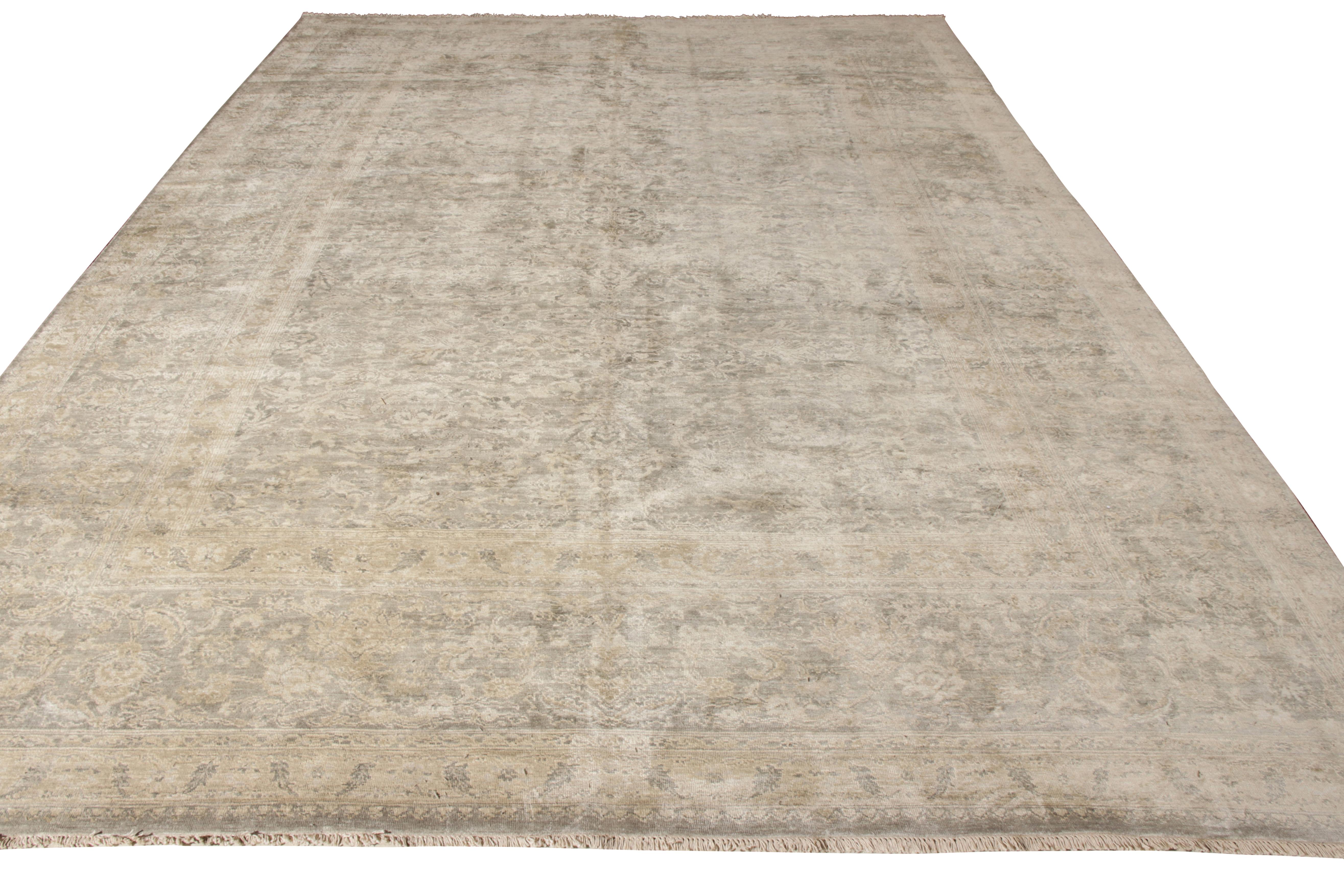 Questo pezzo 10x14 mostra l'interpretazione contemporanea di Rug & Kilim di uno stile classico, dove un motivo floreale all over giace maestoso in una combinazione di colori enigmatica di grigio cupo e tonalità tenui di beige-marrone, completate da