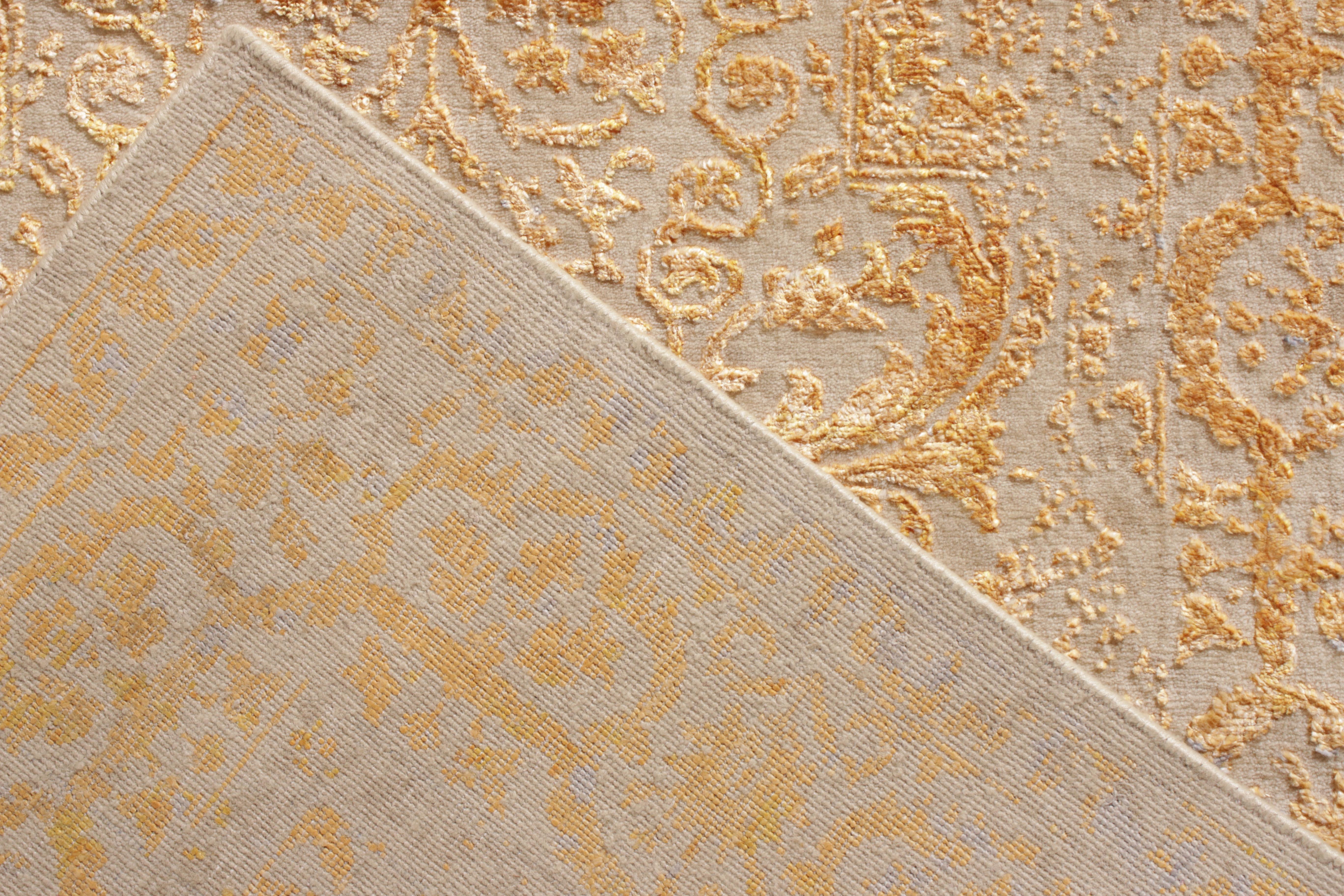 Alfombra de estilo transicional de Rug & Kilim con estampado floral alto-bajo en beige y dorado Anudado a mano en venta