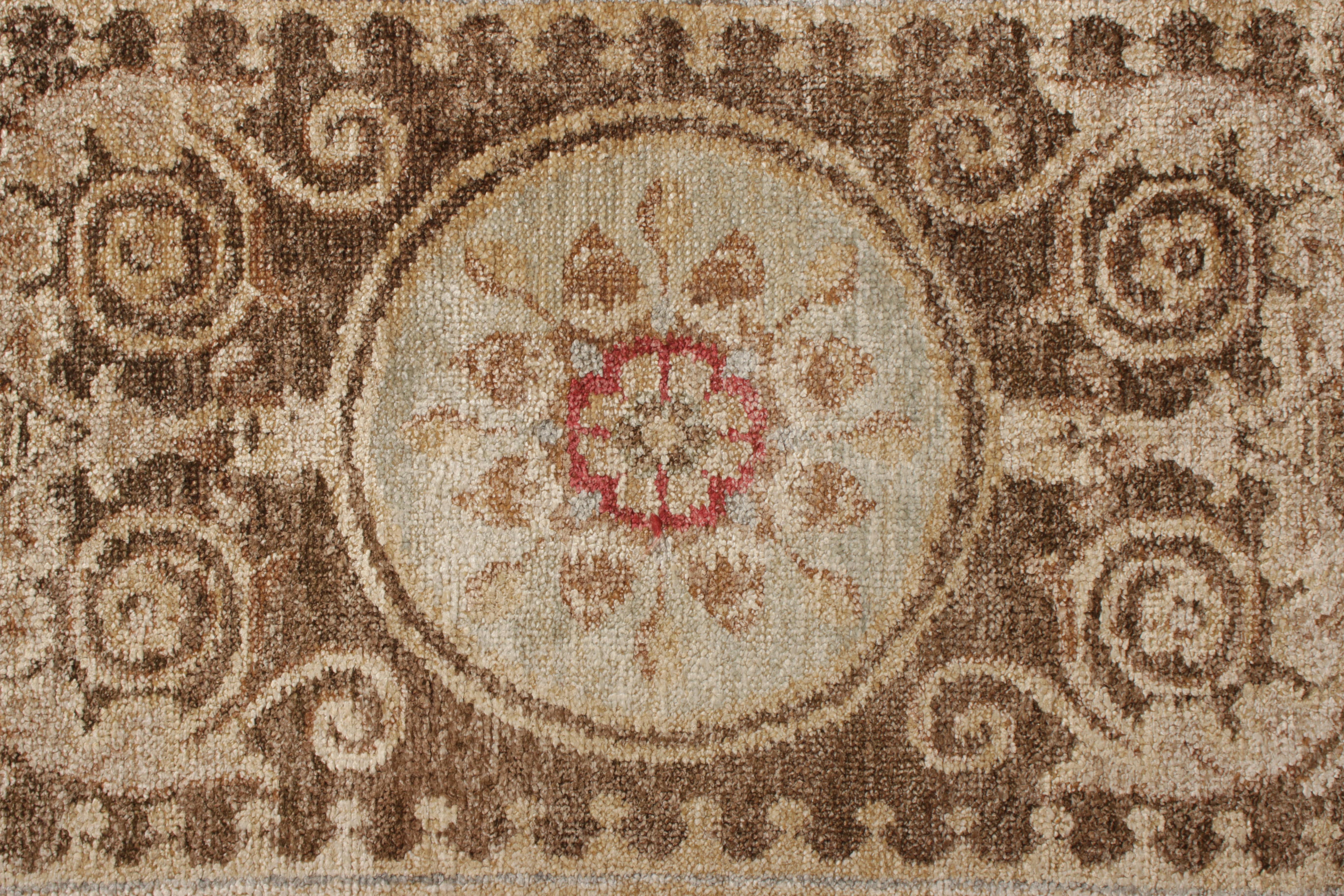 Rug & Kilim's Transitional Style Teppich in Beige-Braun und rotem Medaillon-Muster (Nepalesisch) im Angebot