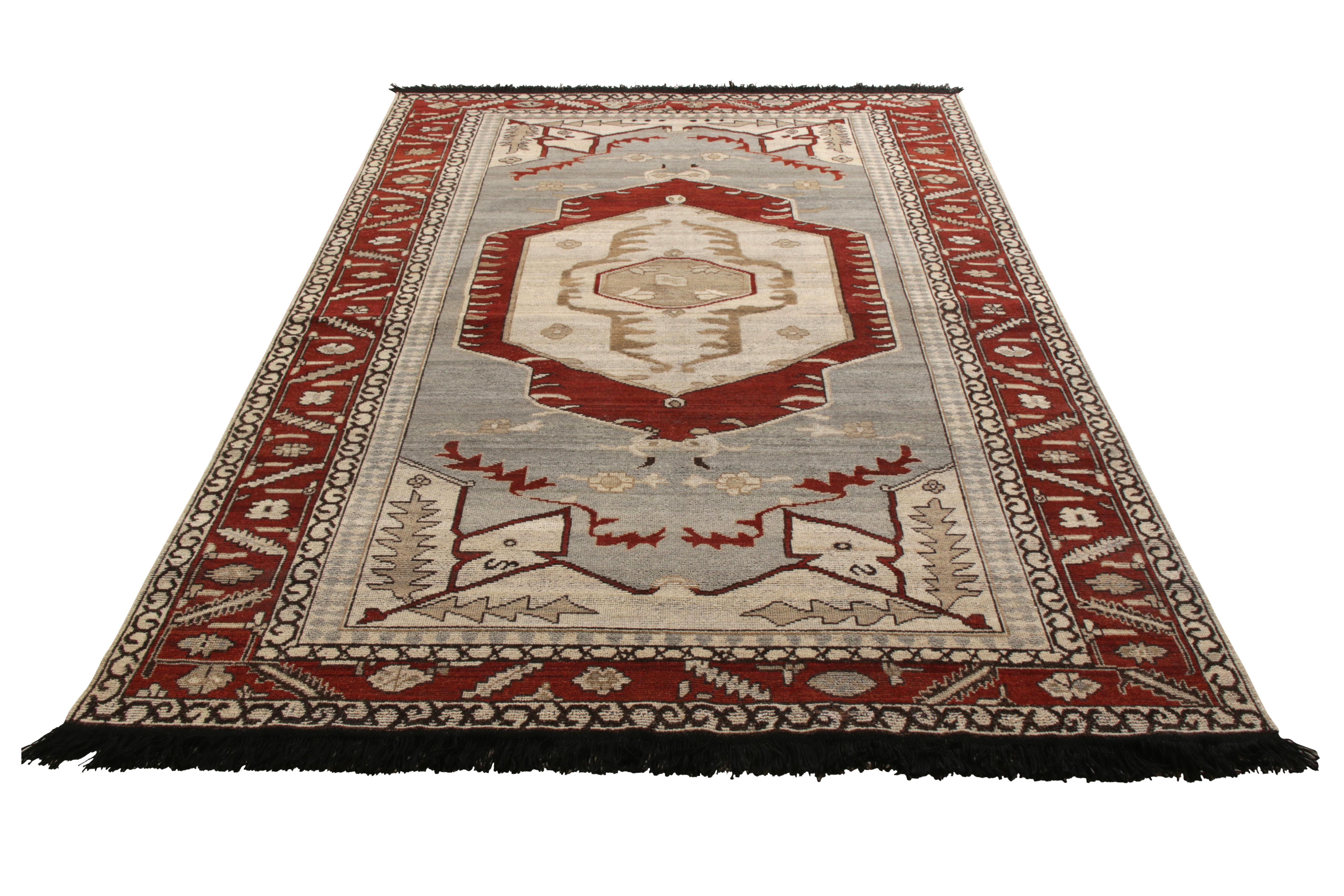 Ein 6x9 großer Teppich in Blau und Rot aus der Burano Collection'S von Rug & Kilim ist eine Ode an den Stil der Übergangszeit. Handgeknüpft aus besonders weicher Ghazni-Wolle, inspiriert von klassischen Medaillonmustern, ergänzt durch elegante